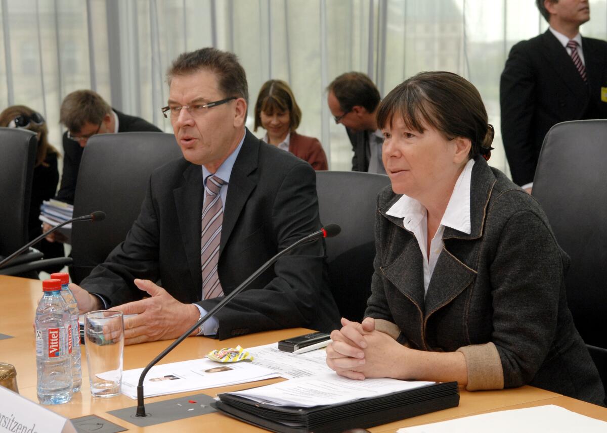 Höfken, Ulrike; Müller, Gerd Unter der Leitung der stellvertretenden Vorsitzenden Ulrike Höfken, (re), Bündnis 90/Die Grünen, hat der  Ausschuss für Landwirtschaft, Ernährung und Verbraucherschutz, eine öffentliche Anhörung zum Thema: "GAP nach 2013". An der Ausschusssitzung nehmen für die Bundesregierung Gerd Müller, (li), CDU/CSU, Parlamentarischer Staatssekretär, und zahlreiche Sachverständige teil.