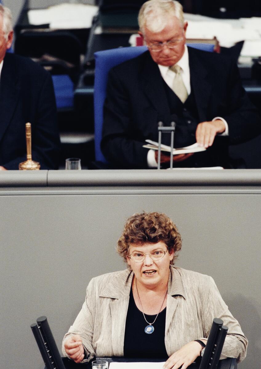 Westrich, Lydia; Seiters, Rudolf Lydia Westrich, SPD, MdB, Rede im Deutschen Bundestag, Plenarsitzung Nr. 53.; Vorsitz: Bundestagsvizepräsident Dr. Rudolf Seiters, CDU/CSU.; Bundestgasabgeordnete, Abgeordnete, Rednerpult, Vizepräsident