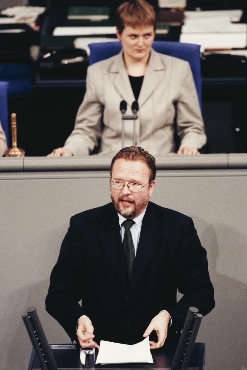 Dr. Rainer Wend, SPD, MdB, Plenarsitzung Nr. 68, Rede im Deutschen Bundestag. Vorsitz: Bundestagsvizepräsidentin Petra Bläss, PDS.; Bundestagsabgeordneter, Abgeordneter, Rednerpult, Vizepräsidentin Wend, Rainer; Fuchs, Anke Dr. Rainer Wend, SPD, MdB, Plenarsitzung Nr. 68, Rede im Deutschen Bundestag. Vorsitz: Bundestagsvizepräsidentin Petra Bläss, PDS.; Bundestagsabgeordneter, Abgeordneter, Rednerpult, Vizepräsidentin
