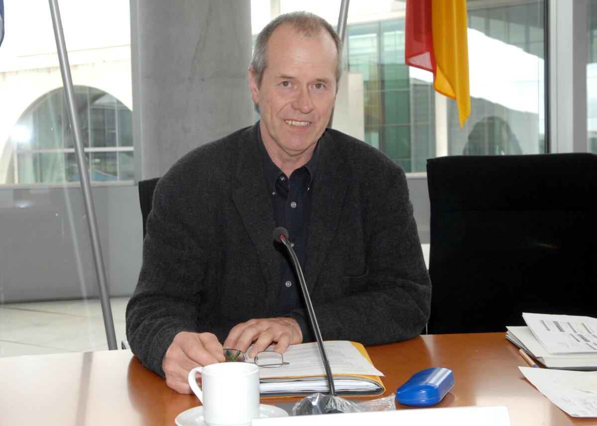 Unter der Leitung von Friedrich Ostendorff, (hier im Bild), Bündnis 90/Die Grünen, Mitglied des Deutschen Bundestages, MdB, hat der Ausschuss für Ernährung, Landwirtschaft und Verbraucherschutz des Deutschen Bundestages, eine Ausschusssitzung, an der u.a. Dr. Rudolf Buntzel, Beauftragter für Welternährungsfragen, teil nimmt. Ostendorff, Friedrich Unter der Leitung von Friedrich Ostendorff, (hier im Bild), Bündnis 90/Die Grünen, Mitglied des Deutschen Bundestages, MdB, hat der Ausschuss für Ernährung, Landwirtschaft und Verbraucherschutz des Deutschen Bundestages, eine Ausschusssitzung, an der u.a. Dr. Rudolf Buntzel, Beauftragter für Welternährungsfragen, teil nimmt.