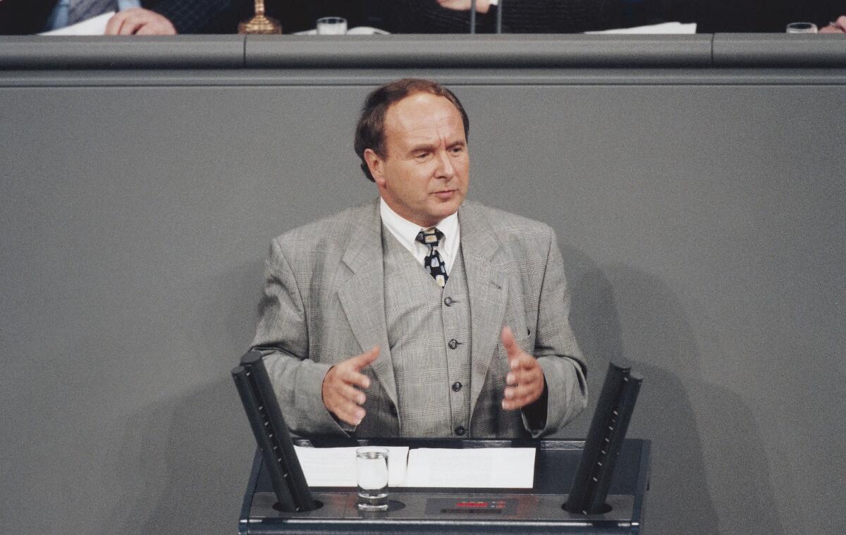 Jochen Welt, SPD, MdB, Rede im Deutschen Bundestag, Plenarsitzung Nr. 95.; Bundestagsabgeordneter, Abgeordneter, Rednerpult, Gestik, Geste Welt, Jochen; Fuchs, Anke Jochen Welt, SPD, MdB, Rede im Deutschen Bundestag, Plenarsitzung Nr. 95.; Bundestagsabgeordneter, Abgeordneter, Rednerpult, Gestik, Geste
