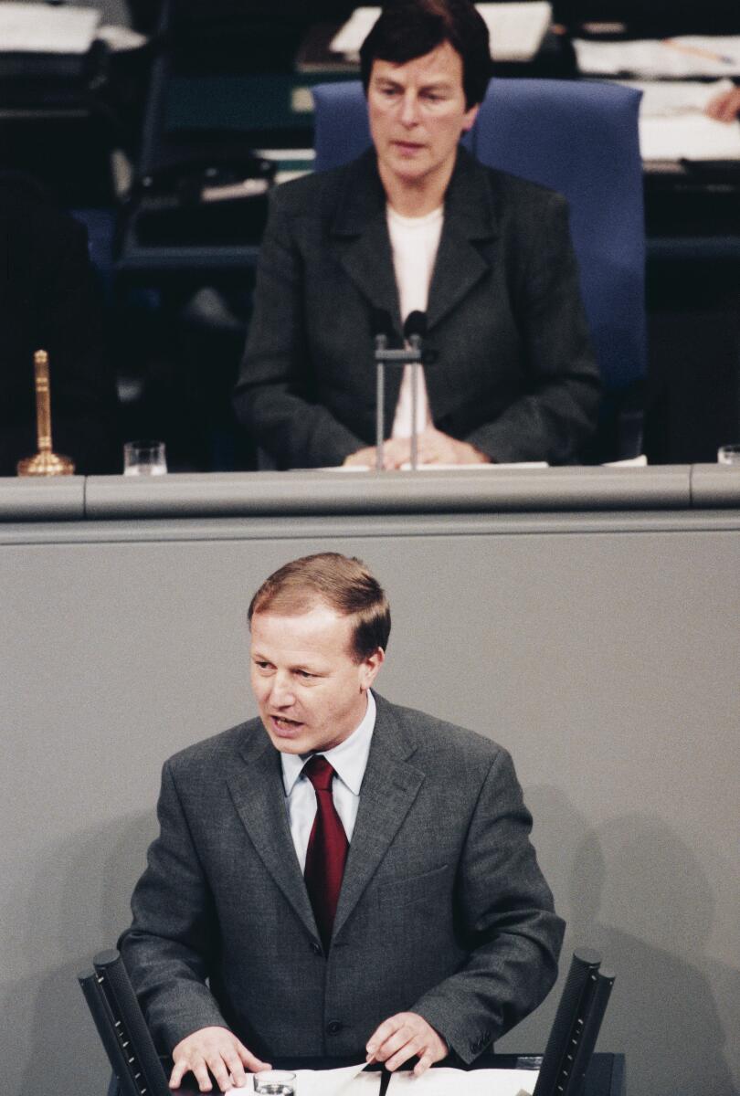 Weiß, Peter; Fuchs, Anke Peter Weiß, CDU/CSU, MdB, Plenarsitzung Nr. 84, Rede im Deutschen Bundestag, Vorsitz: Bundestagsvizepräsidentin Anke Fuchs, SPD.; Bundestagsabgeordneter, Abgeordneter, Rednerpult, Vizepräsidentin