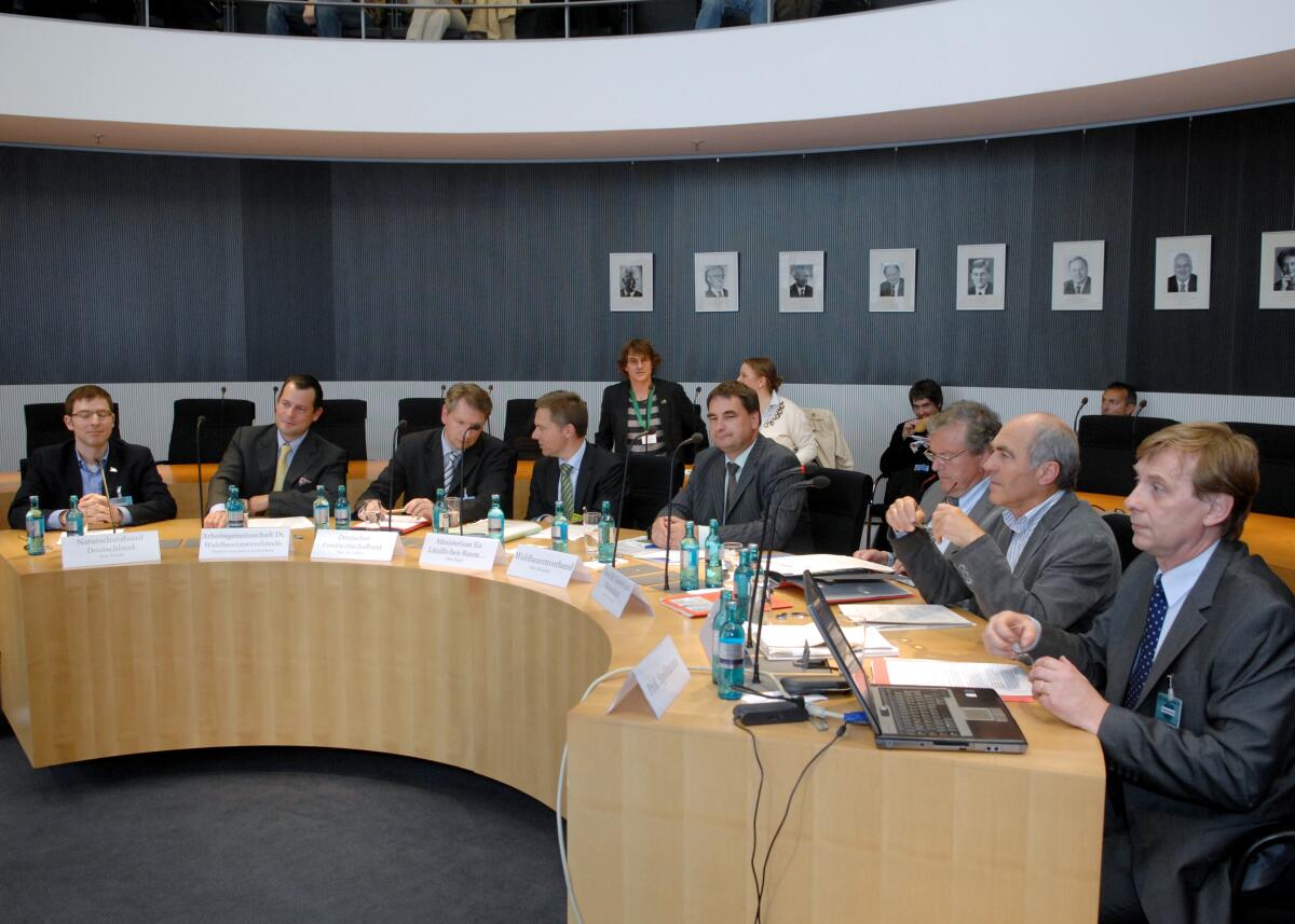  Christel Happach-Kasan, FDP, leitet und eröffnet die öffentliche Anhörung des Ausschusses für Ernährung, Landwirtschaft und Verbraucherschutz des Deutschen Bundestages zum Thema: Gesetz zur Änderung des Bundeswaldgesetzes. Diese findet unter Beteiligung zahlreicher Sachverständiger (hier im Bild), statt.; Übersicht.