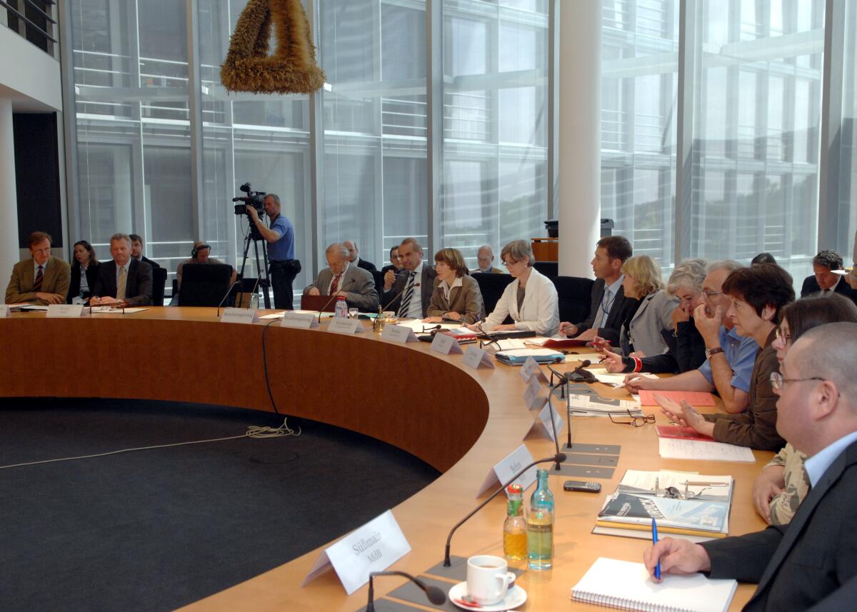  Christel Happach-Kasan, FDP, leitet und eröffnet die öffentliche Anhörung des Ausschusses für Ernährung, Landwirtschaft und Verbraucherschutz des Deutschen Bundestages zum Thema: Gesetz zur Änderung des Bundeswaldgesetzes. Diese findet unter Beteiligung zahlreicher Sachverständiger statt.; Übersicht.