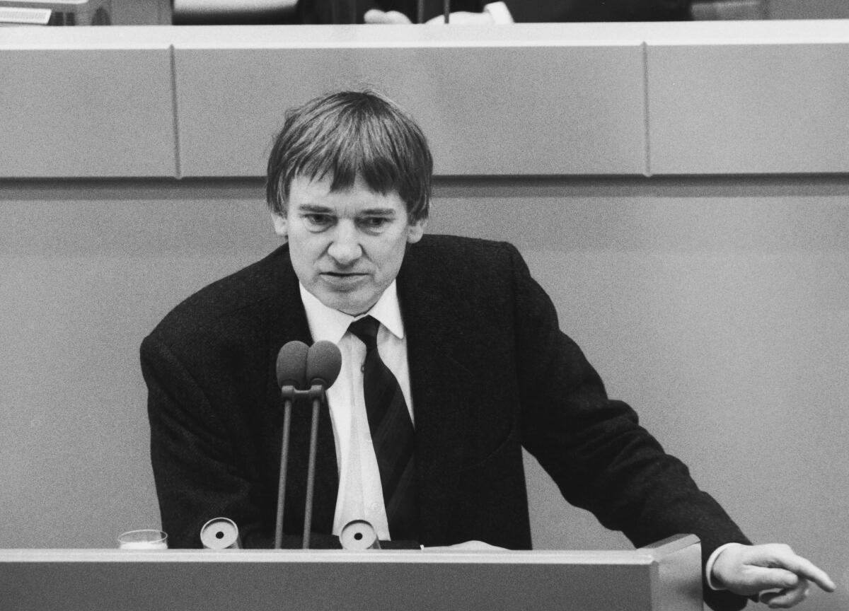 Otto Schily, Die Grünen, MdB, Rede im Deutschen Bundestag.; Rednerpult, Bundestagsabgeordneter, Abgeordneter Schily, Otto Otto Schily, Die Grünen, MdB, Rede im Deutschen Bundestag.; Rednerpult, Bundestagsabgeordneter, Abgeordneter