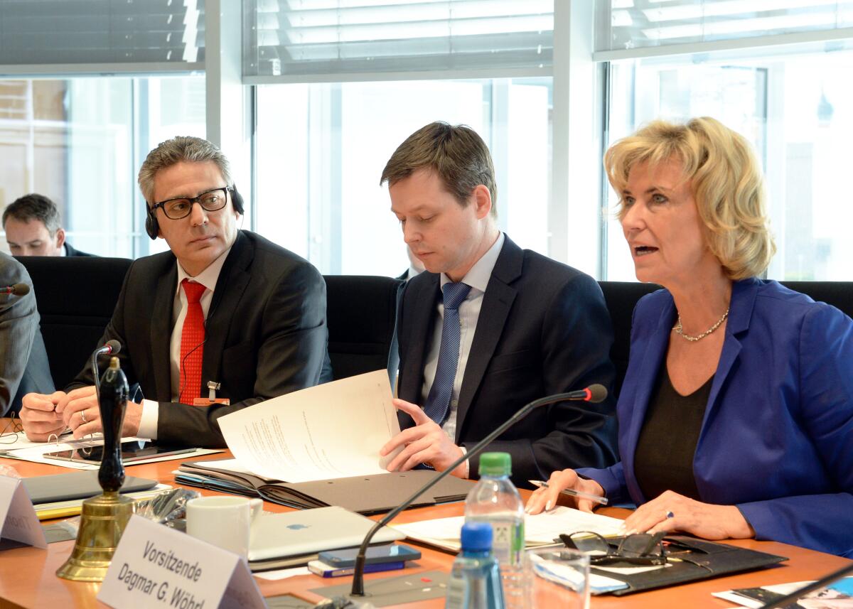 Wöhrl, Dagmar G.; Hadi, Muhannad; Silberhorn, Thomas Dagmar G. Wöhrl, CDU/CSU, Vorsitzende des Ausschusses des Deutschen Bundestages für wirtschaftliche Zusammenarbeit und Entwicklung, leitet eine Ausschusssitzung, in der Muhannad Hadi, (li), Syrien-Koordinator des UN World Food Programs, zu Gast ist. An der Sitzung nimmt auch der Parlamentarische Staatssekretär Thomas Silberhorn, (mitte), CDU/CSU, teil.