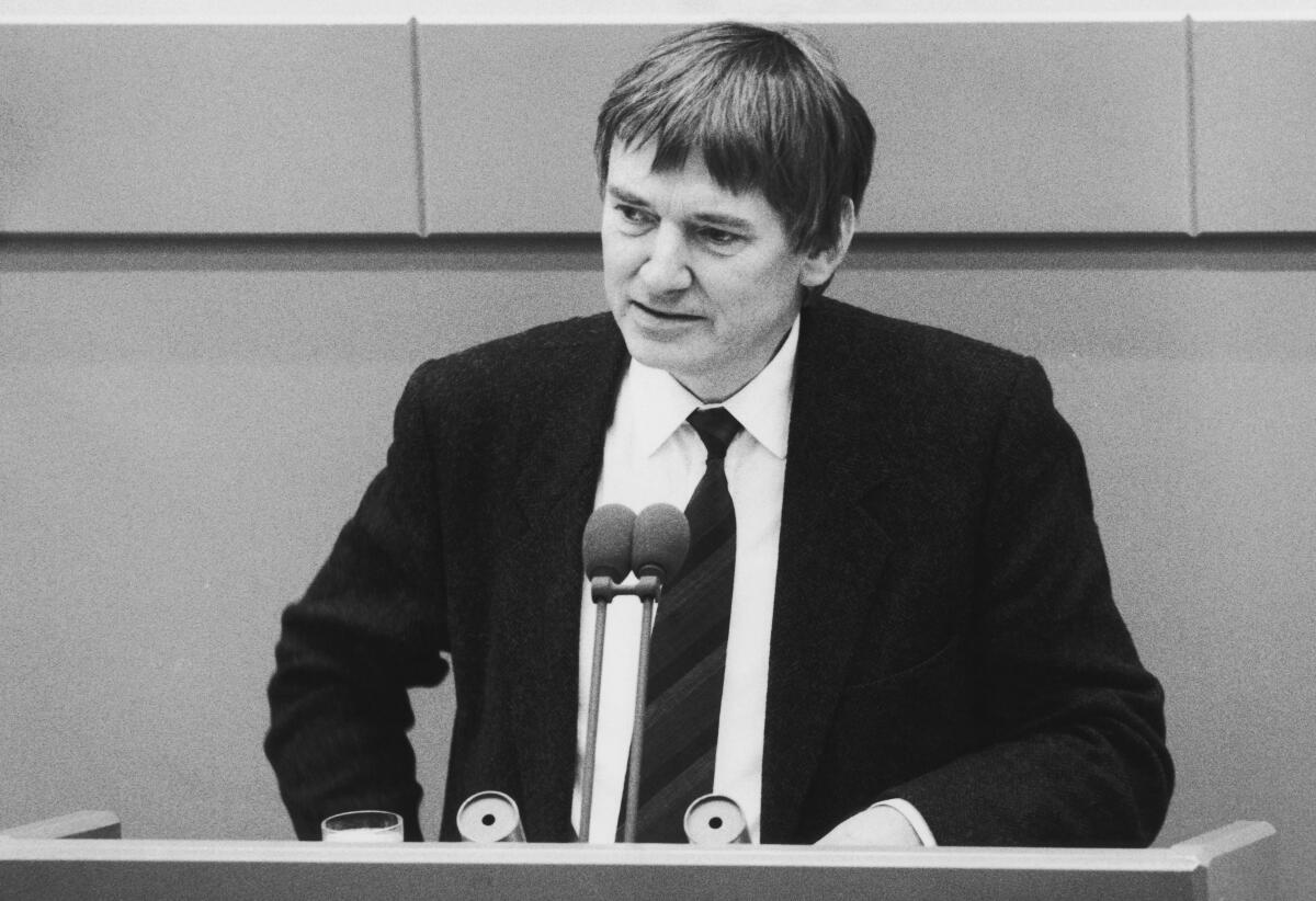 Otto Schily, Die Grünen, MdB, Rede im Deutschen Bundestag.; Rednerpult, Bundestagsabgeordneter, Abgeordneter Schily, Otto Otto Schily, Die Grünen, MdB, Rede im Deutschen Bundestag.; Rednerpult, Bundestagsabgeordneter, Abgeordneter