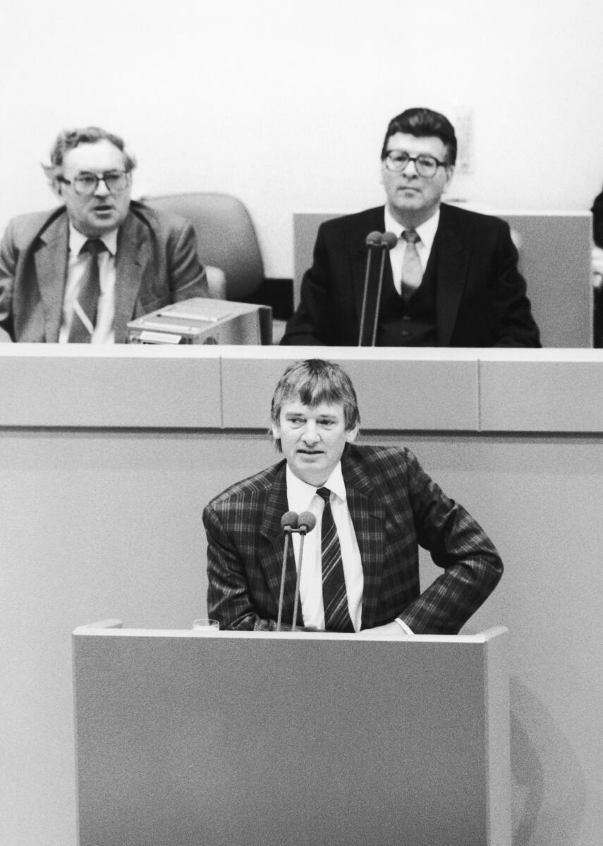 Otto Schily, Die Grünen, MdB, Rede im Deutschen Bundestag.; Rednerpult, Bundestagsabgeordneter, Abgeordneter Schily, Otto Otto Schily, Die Grünen, MdB, Rede im Deutschen Bundestag.; Rednerpult, Bundestagsabgeordneter, Abgeordneter