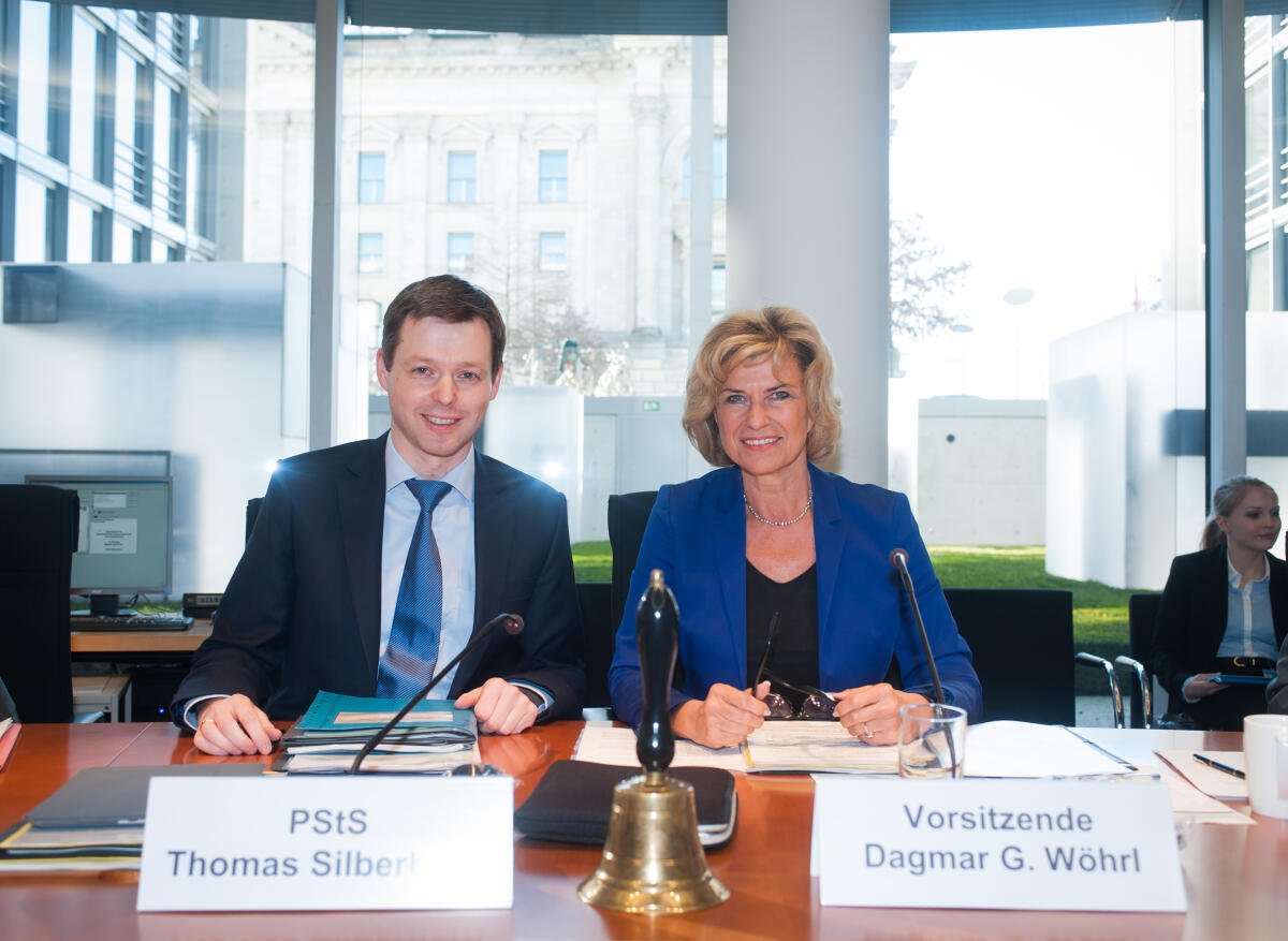 Parlamentarischer Staatssekretär Thomas Silberhorn, CDU/CSU, MdB, und Ausschussvorsitzende Dagmar G. Wöhrl, CDU/CSU, MdB, während einer Sitzung des Ausschusses für wirtschaftliche Zusammenarbeit und Entwicklung im Sitzungssaal im Paul-Löbe-Haus.; Vorsitzende Silberhorn, Thomas; Wöhrl, Dagmar G. Parlamentarischer Staatssekretär Thomas Silberhorn, CDU/CSU, MdB, und Ausschussvorsitzende Dagmar G. Wöhrl, CDU/CSU, MdB, während einer Sitzung des Ausschusses für wirtschaftliche Zusammenarbeit und Entwicklung im Sitzungssaal im Paul-Löbe-Haus.; Vorsitzende