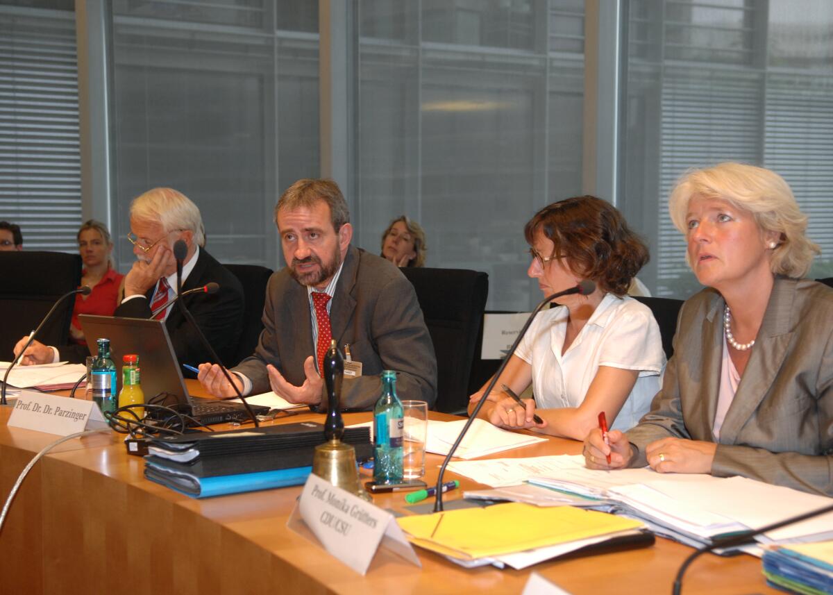 Prof. Dr. Dr. h. c. Hermann Parzinger, (2.v.li), im Ausschuss für Kultur und Medien des Deutschen Bundestages. Die Ausschusssitzung wird von der Ausschussvorsitzenden Prof. Monika Grütters, (re), CDU/CSU, geleitet. Hier mit dem Bundestagsabgeordneten Wolfgang Börnsen, (li), CDU/CSU. Grütters, Monika; Parzinger, Hermann; Börnsen, Wolfgang Prof. Dr. Dr. h. c. Hermann Parzinger, (2.v.li), im Ausschuss für Kultur und Medien des Deutschen Bundestages. Die Ausschusssitzung wird von der Ausschussvorsitzenden Prof. Monika Grütters, (re), CDU/CSU, geleitet. Hier mit dem Bundestagsabgeordneten Wolfgang Börnsen, (li), CDU/CSU.