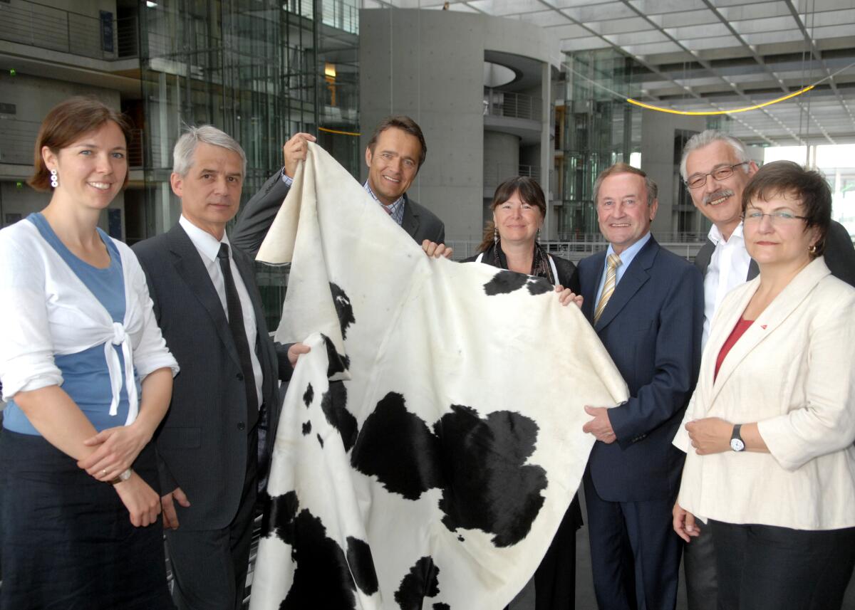 Ulrike Höfken, (4.v.re), Bündnis 90/Die Grünen, stellvertretende Vorsitzende des Ausschusses für Ernährung, Landwirtschaft und Verbraucherschutz des deutschen Bundetages, trifft Vorstandsmitglieder des Bundesverbandes Großhandel, Außenhandel, Dienstleistungen e. V., zu einem Gespräch. Diese übergeben bei dieser Gelegenheit eine Kuhhaut. Hier mit dem Bundestagsabgeordneten Edmund Peter Geisen, (3.v.re), FDP. Höfken, Ulrike; Geisen, Edmund Peter Ulrike Höfken, (4.v.re), Bündnis 90/Die Grünen, stellvertretende Vorsitzende des Ausschusses für Ernährung, Landwirtschaft und Verbraucherschutz des deutschen Bundetages, trifft Vorstandsmitglieder des Bundesverbandes Großhandel, Außenhandel, Dienstleistungen e. V., zu einem Gespräch. Diese übergeben bei dieser Gelegenheit eine Kuhhaut. Hier mit dem Bundestagsabgeordneten Edmund Peter Geisen, (3.v.re), FDP.