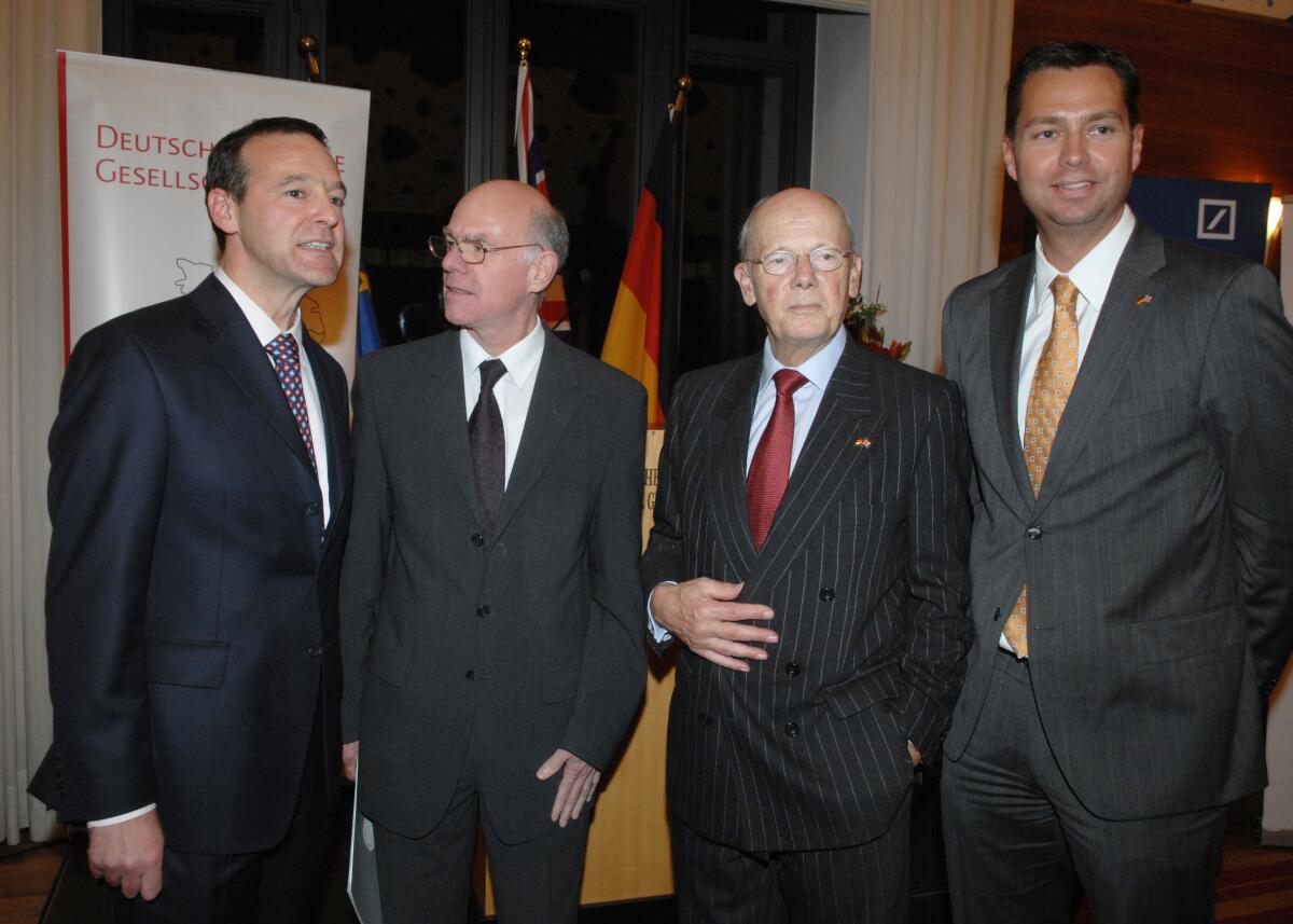 Bundestagspräsident Prof. Dr. Norbert Lammert, (2.v.li), CDU/CSU, spricht aus Anlass des 60-jährigen Bestehens der Deutsch-Britschen Gesellschaft e. V. ein Grußwort. Die Reden werden von Dr. Gebhardt von Moltke, (2.v.re), Vorsitzender der Gesellschaft, und Stephan Mayer, (re), CDU/CSU, Mitglied des Deutschen Bundestages und Vorsitzender der Deutsch-Britischen Parlamentariergruppe des Bundestags gehalten. Links im Bild der neue Botschfter der Vereinigten Staaten von Amerika, USA, in Deutschland, McDonald. Lammert, Norbert; Moltke, Gebhardt; Mayer, Stephan; McDonald, Simon Bundestagspräsident Prof. Dr. Norbert Lammert, (2.v.li), CDU/CSU, spricht aus Anlass des 60-jährigen Bestehens der Deutsch-Britschen Gesellschaft e. V. ein Grußwort. Die Reden werden von Dr. Gebhardt von Moltke, (2.v.re), Vorsitzender der Gesellschaft, und Stephan Mayer, (re), CDU/CSU, Mitglied des Deutschen Bundestages und Vorsitzender der Deutsch-Britischen Parlamentariergruppe des Bundestags gehalten. Links im Bild der neue Botschfter der Vereinigten Staaten von Amerika, USA, in Deutschland, McDonald.