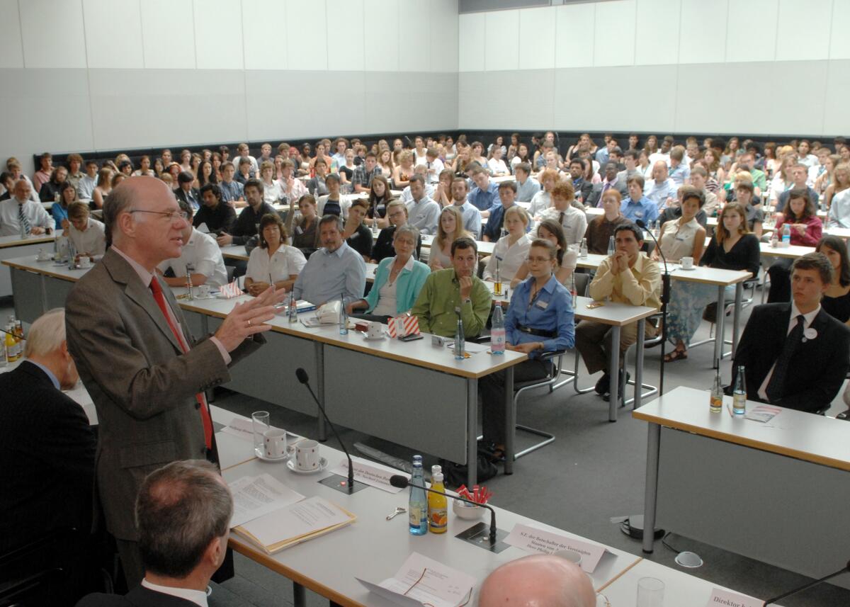 Lammert, Norbert; Murphy, Philip D.; Börnsen, Wolfgang Bundestagspräsident Prof. Dr. Norbert Lammert, (stehend), CDU/CSU, empfängt die Teilnehmer des diesjährigen Parlamentarischen-Patenschafts-Programms (PPP). 350 amerikanische Stipendiaten des 26. Jahrgangs beenden in diesen Tagen ihren einjährigen Aufenthalt in der Bundesrepublik Deutschland. Unter den Teilnehmern der Berichterstatter für internationale Austauschprogramme, Wolfgang Börnsen, (li), CDU/CSU, und der Botschafter der Vereinigten Staaten von Amerika, Philip D. Murphy, (3.v.li).; [..]
PPP