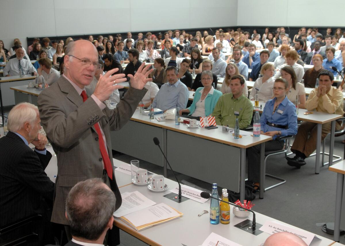 Lammert, Norbert; Murphy, Philip D.; Börnsen, Wolfgang Bundestagspräsident Prof. Dr. Norbert Lammert, (stehend), CDU/CSU, empfängt die Teilnehmer des diesjährigen Parlamentarischen-Patenschafts-Programms (PPP). 350 amerikanische Stipendiaten des 26. Jahrgangs beenden in diesen Tagen ihren einjährigen Aufenthalt in der Bundesrepublik Deutschland. Unter den Teilnehmern der Berichterstatter für internationale Austauschprogramme, Wolfgang Börnsen, (li), CDU/CSU, und der Botschafter der Vereinigten Staaten von Amerika, Philip D. Murphy, (3.v.li).; [..]
PPP