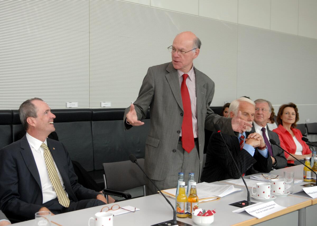 Lammert, Norbert; Murphy, Philip D.; Börnsen, Wolfgang Bundestagspräsident Prof. Dr. Norbert Lammert, (mitte), CDU/CSU, empfängt die Teilnehmer des diesjährigen Parlamentarischen-Patenschafts-Programms (PPP). 350 amerikanische Stipendiaten des 26. Jahrgangs beenden in diesen Tagen ihren einjährigen Aufenthalt in der Bundesrepublik Deutschland. Unter den Teilnehmern der Berichterstatter für internationale Austauschprogramme, Wolfgang Börnsen, (3.v.re), CDU/CSU, und der Botschafter der Vereinigten Staaten von Amerika, Philip D. Murphy, (li).; [..]
PPP