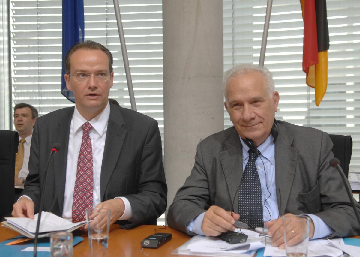 Krichbaum, Gunther; Casini, Carlo Konstitutioneller Ausschuss (AFCO) des Europäischen Parlaments unter Beteiligung des Ausschusses für die Angelegeneheiten der Europäischen Union des Deutschen Bundestages. Gemeinsame Sitzung unter der Leitung des Ausschussvorsitzenden Gunther Krichbaum, (li), CDU/CSU, und des Vorsitzenden des AFCO, Carlo Casini, (re).