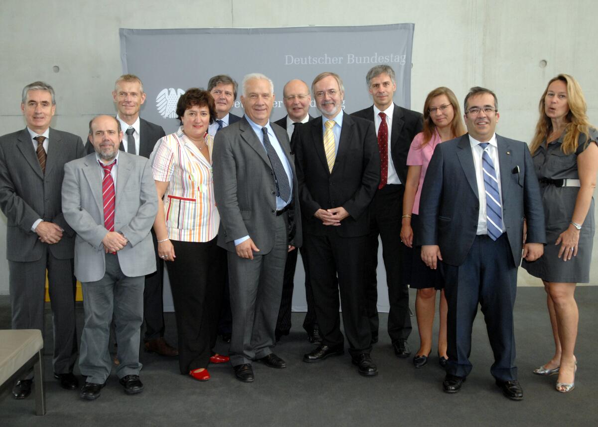 Hoyer, Werner; Casini, Carlo Konstitutioneller Ausschuss (AFCO) des Europäischen Parlaments unter Beteiligung des Ausschusses für die Angelegeneheiten der Europäischen Union des Deutschen Bundestages. Gemeinsame Sitzung unter der Leitung des Ausschussvorsitzenden Gunther Krichbaum, CDU/CSU, und des Vorsitzenden des AFCO, Carlo Casini, (6.v.li). Vor der Ausschusssitzung findet ein Gespräch der Mitglieder mit dem Staatsminister, Werner Hoyer, (5.v.re), FDP, statt.