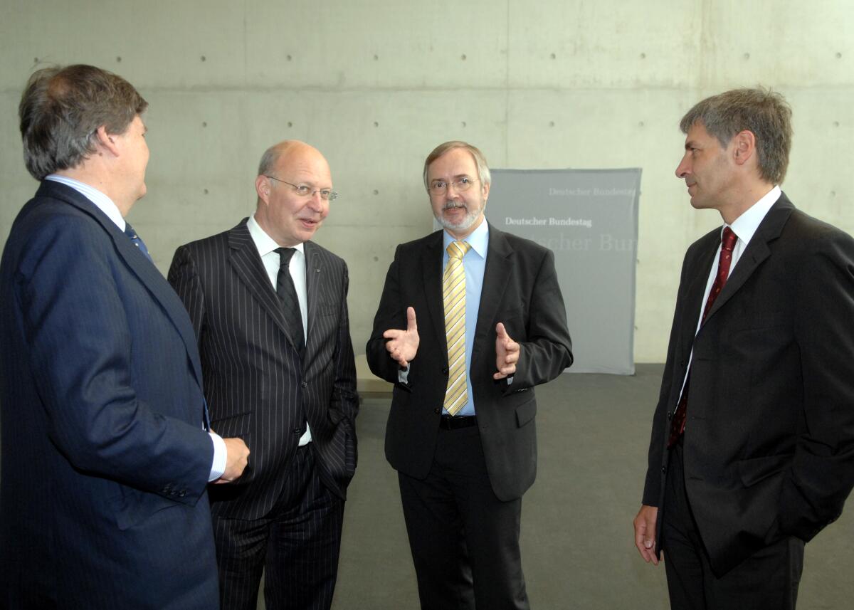 Hoyer, Werner Konstitutioneller Ausschuss (AFCO) des Europäischen Parlaments unter Beteiligung des Ausschusses für die Angelegeneheiten der Europäischen Union des Deutschen Bundestages. Gemeinsame Sitzung unter der Leitung des Ausschussvorsitzenden Gunther Krichbaum, CDU/CSU, und des Vorsitzenden des AFCO, Carlo Casini. Vor der Ausschusssitzung findet ein Gespräch der Mitglieder mit dem Staatsminister, Werner Hoyer, (2.v.re), FDP, statt.