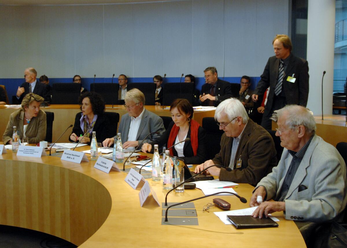 Unter der Leitung des Ausschussvorsitzenden Joachim Spatz, FDP, hat der Unterausschuss (UA) für Zivile Krisenprävention und vernetzte Sicherheit mit Teilnahme von Sachverständigen (hier im Bild) eine öffentliche Anhörung, an der u.a. Hartwig Fischer, CDU/CSU, und Kerstin Müller, Bündnis 90/Die Grünen, teil nehmen. Unter der Leitung des Ausschussvorsitzenden Joachim Spatz, FDP, hat der Unterausschuss (UA) für Zivile Krisenprävention und vernetzte Sicherheit mit Teilnahme von Sachverständigen (hier im Bild) eine öffentliche Anhörung, an der u.a. Hartwig Fischer, CDU/CSU, und Kerstin Müller, Bündnis 90/Die Grünen, teil nehmen.