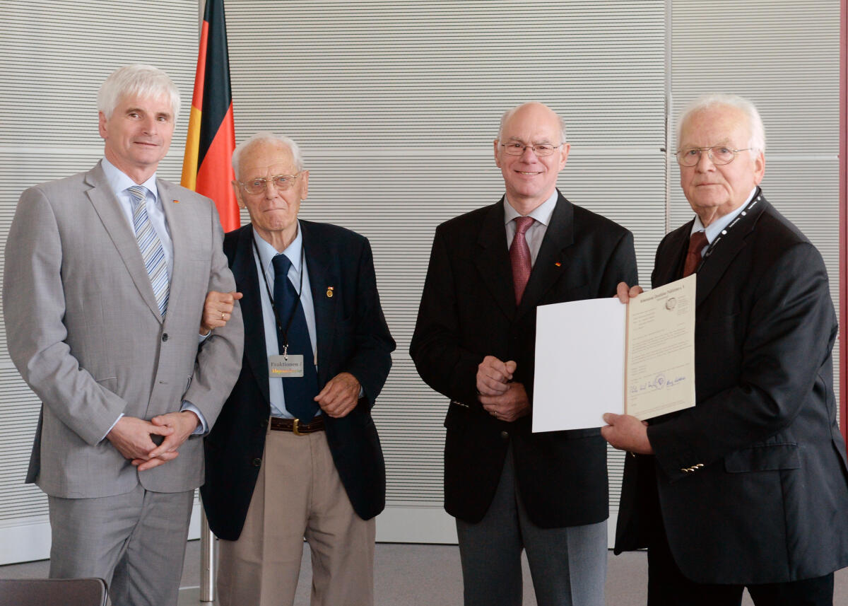 Lammert, Norbert; Selle, Johannes Bundestagspräsident Prof. Dr. Norbert Lammert, (2.v.re), CDU/CSU, empfängt Mitglieder des Arbeitskreises Christlicher Publizisten zu einem Gespräch. Rechts Johannes Selle, CDU/CSU, Mitglied Deutscher Bundestag.; Fahne.