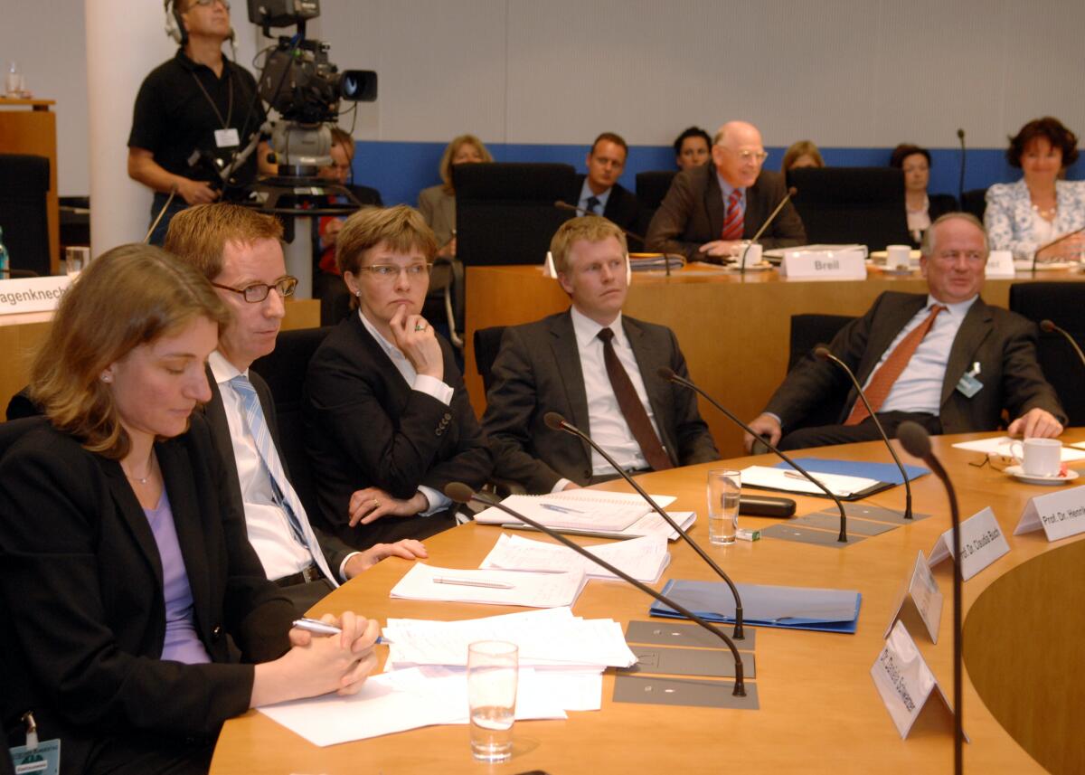 An der 16. Sitzung des Ausschusses für Wirtschaft und Technologie des Deutschen Bundestages, die von dem Ausschussvorsitzenden Eduard Oswald, CDU/CSU, geleitet wird, nehmen die Sachverständigen Dr. Daniela Schwarzer, Prof. Dr. Michael Hüther, Prof. Dr. Claudia Buch, Prof. Dr. Henrik Enderlein und Dr. Heiner Flassbeck (hier im Bild) teil.; Übersicht. An der 16. Sitzung des Ausschusses für Wirtschaft und Technologie des Deutschen Bundestages, die von dem Ausschussvorsitzenden Eduard Oswald, CDU/CSU, geleitet wird, nehmen die Sachverständigen Dr. Daniela Schwarzer, Prof. Dr. Michael Hüther, Prof. Dr. Claudia Buch, Prof. Dr. Henrik Enderlein und Dr. Heiner Flassbeck (hier im Bild) teil.; Übersicht.