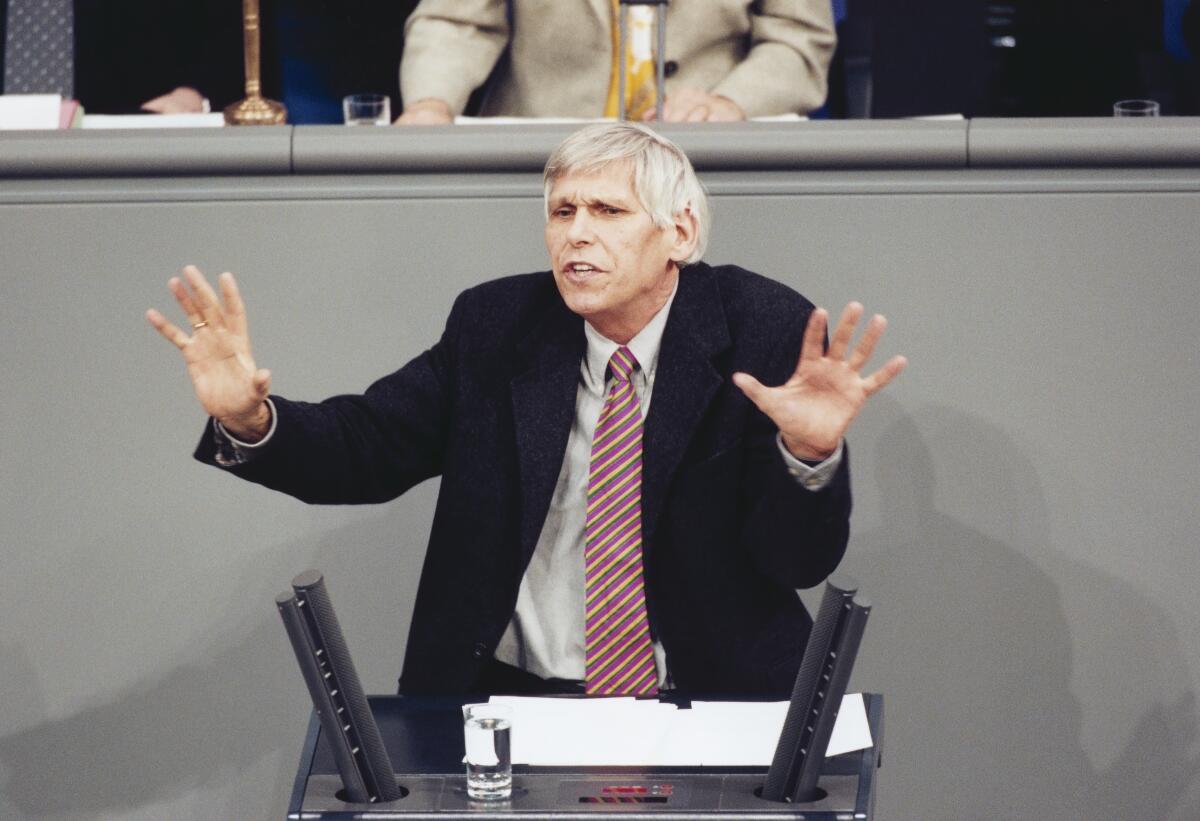 Gert Weisskirchen, SPD, MdB, Plenarsitzung Nr. 66, Rede im Deutschen Bundestag.; Bundestagsabgeordneter, Abgeordneter, Gestik Weisskirchen, Gert Gert Weisskirchen, SPD, MdB, Plenarsitzung Nr. 66, Rede im Deutschen Bundestag.; Bundestagsabgeordneter, Abgeordneter, Gestik