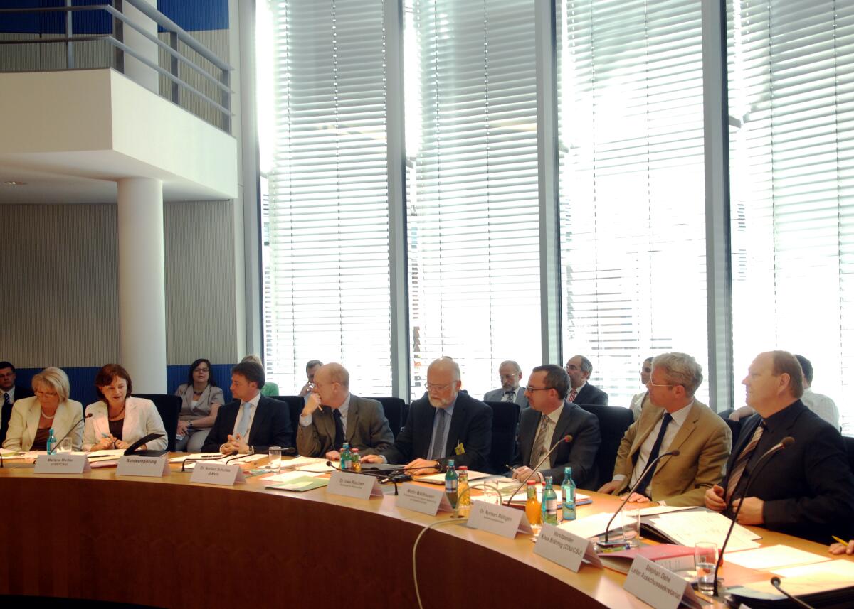 Brähmig, Klaus; Röttgen, Norbert Bundesumweltminister Dr. Norbert Röttgen, (2.v.re), CDU/CSU, zu Gast im Tourismusausschuss des Deutschen Bundestages, der von dem Ausschussvorsitzendem Klaus Brähmig, (re), CDU/CSU, geleitet wird.; Übersicht.