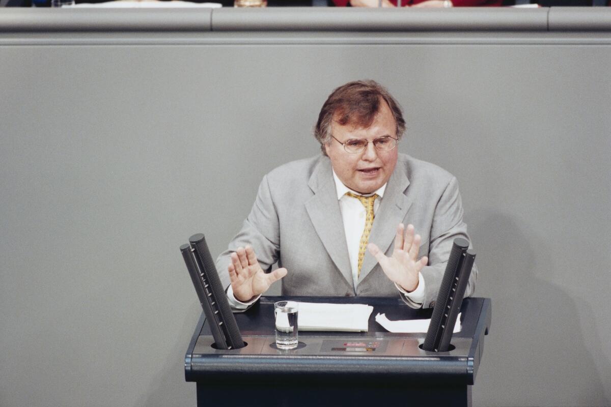 Weiss, Gert Gerald Weiss, CDU/CSU, MdB, Plenarsitzung Nr. 52, Rede im Deutschen Bundestag.; Bundestagsabgeordneter, Abgeordneter, Gestik