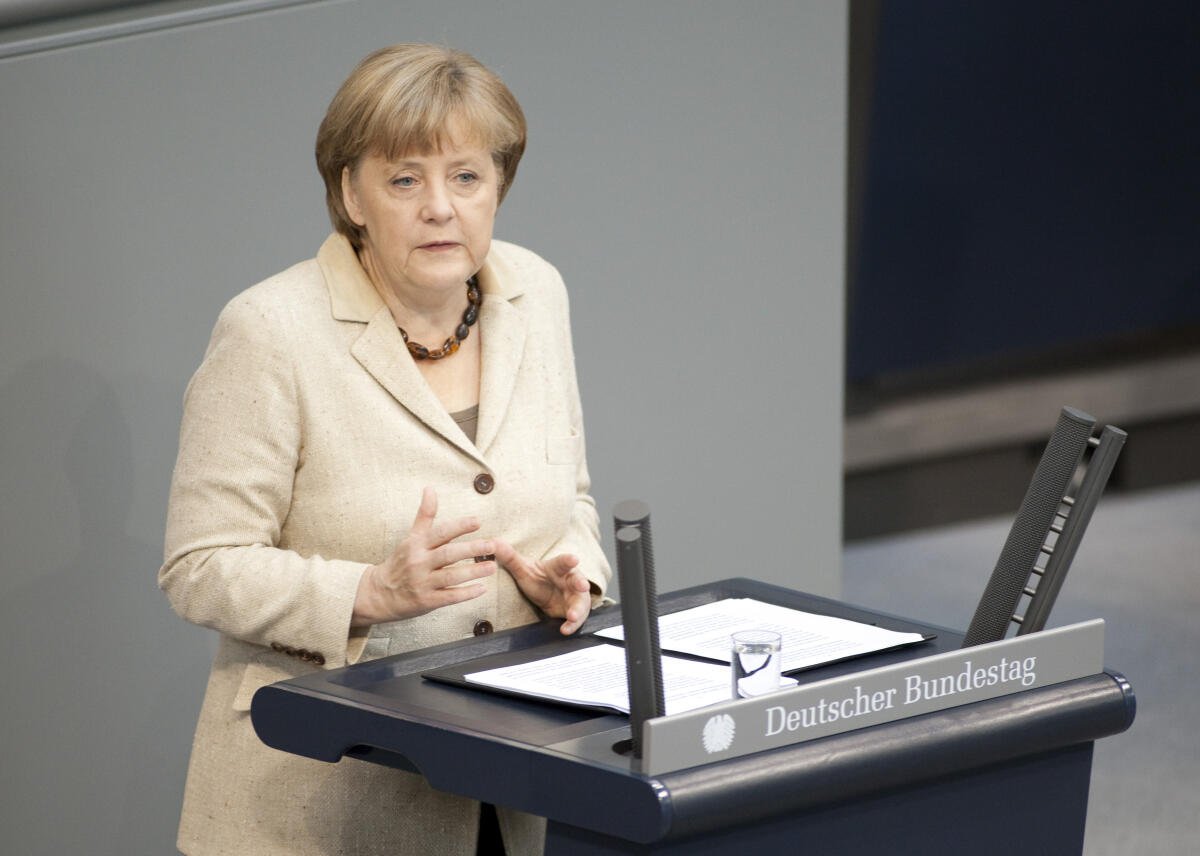 Bundeskanzlerin Angela Merkel, CDU, gibt vor dem Deutschen Bundestag eine Regierungserklaerung ab. Berlin, 10.05.2012 Merkel, Angela Bundeskanzlerin Angela Merkel, CDU, gibt vor dem Deutschen Bundestag eine Regierungserklaerung ab. Berlin, 10.05.2012