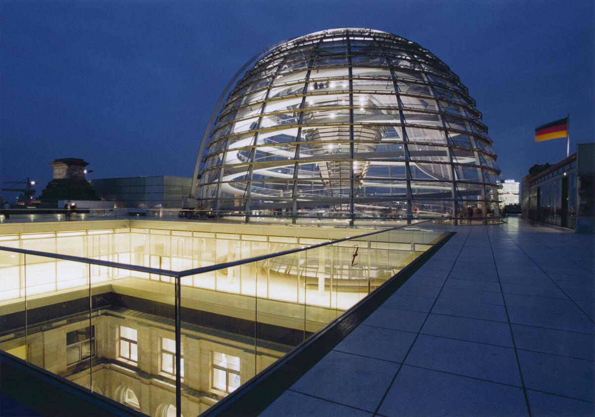 Dachterasse des Reichstagsgebäudes mit Blick auf die beleuchtete Kuppel.; Reichstagskuppel, Nachtaufnahme, Abend, Abendstimmung Dachterasse des Reichstagsgebäudes mit Blick auf die beleuchtete Kuppel.; Reichstagskuppel, Nachtaufnahme, Abend, Abendstimmung