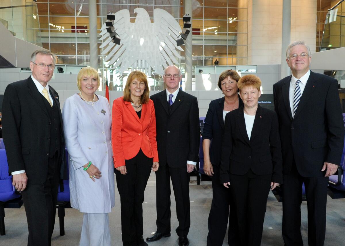 Lammert, Norbert; Roth, Claudia; Bulmahn, Edelgard; Schmidt, Ulla; Pau, Petra; Singhammer, Johannes; Hintze, Peter Konstituierende Sitzung Deutscher Bundestag für die 18. Wahlperiode. Gruppenfoto Bundestagspräsident und Vizepräsidenten des Deutschen Bundestages. V.li.: Johannes Singhammer, CDU/CSU, Claudia Roth, Bündnis 90/Die Grünen, Edelgard Bulmahn, SPD, Bundestagspräsident Prof. Dr. Norbert Lammert, CDU/CSU, Ulla Schmidt, SPD, Petra Pau, DIE LINKE, Peter Hintze, CDU/CSU.; Adler, Bundesadler, Plenarsaal, Plenum.