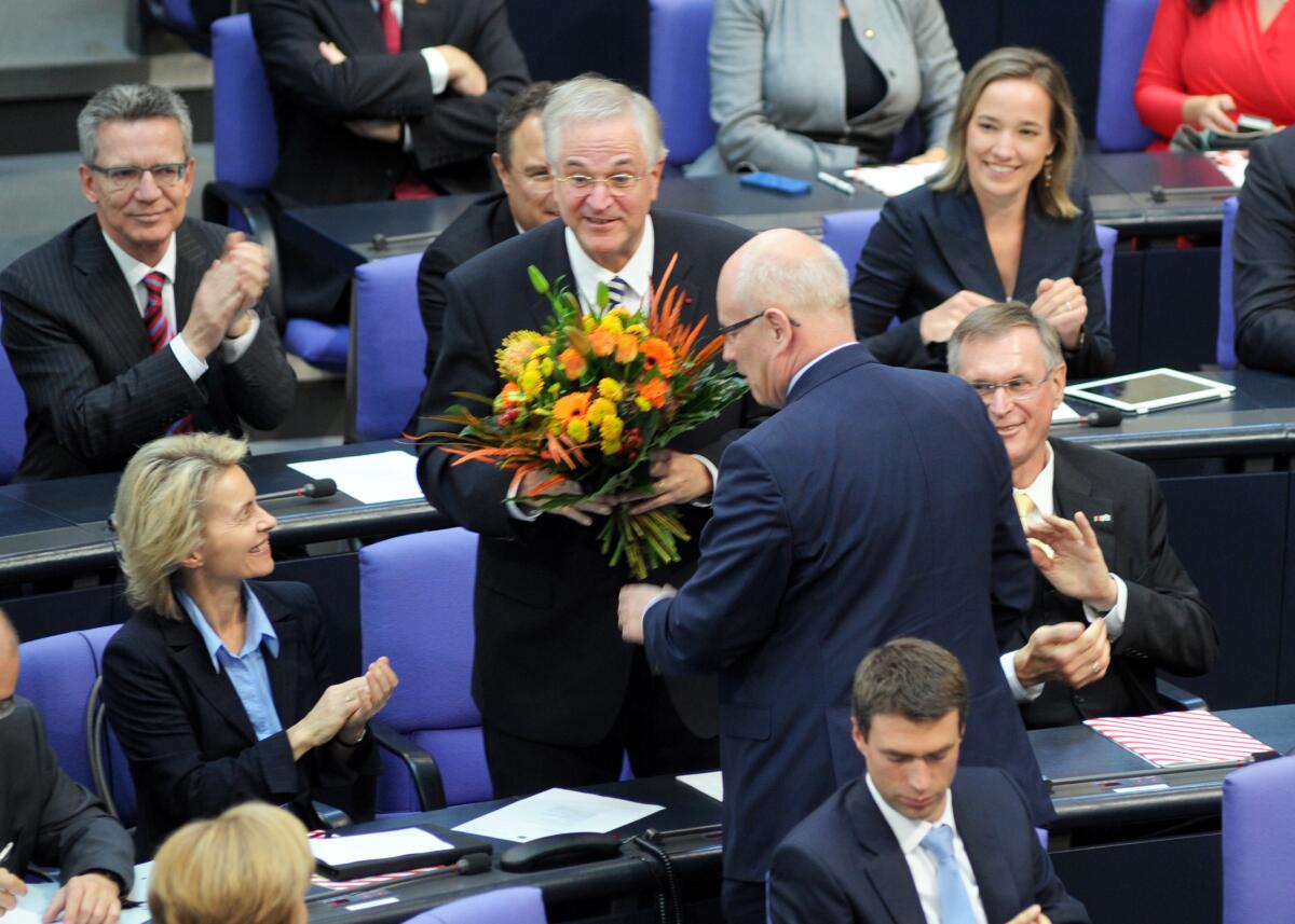 Hintze, Peter; Kauder, Volker; Singhammer, Johannes; Leyen, Ursula von der Konstituierende Sitzung Deutscher Bundestag für die 18. Wahlperiode. Der Fraktionsvorsitzende der CDU/CSU Bundestagfraktion, Volker Kauder, (stehend rechts), CDU/CSU, gratuliert Peter Hintze, CDU/CSU, als neu gewähltem Vizepräsident des Deutschen Bundestages. Links Ursula von der Leyen, CDU/CSU, rechts Johannes Singhammer, CDU/CSU, der ebenfalls für die CDU/CSU als Bundestagsvizepräsident gewählt ist.; Blumen, Gratulation, Glückwünsche.