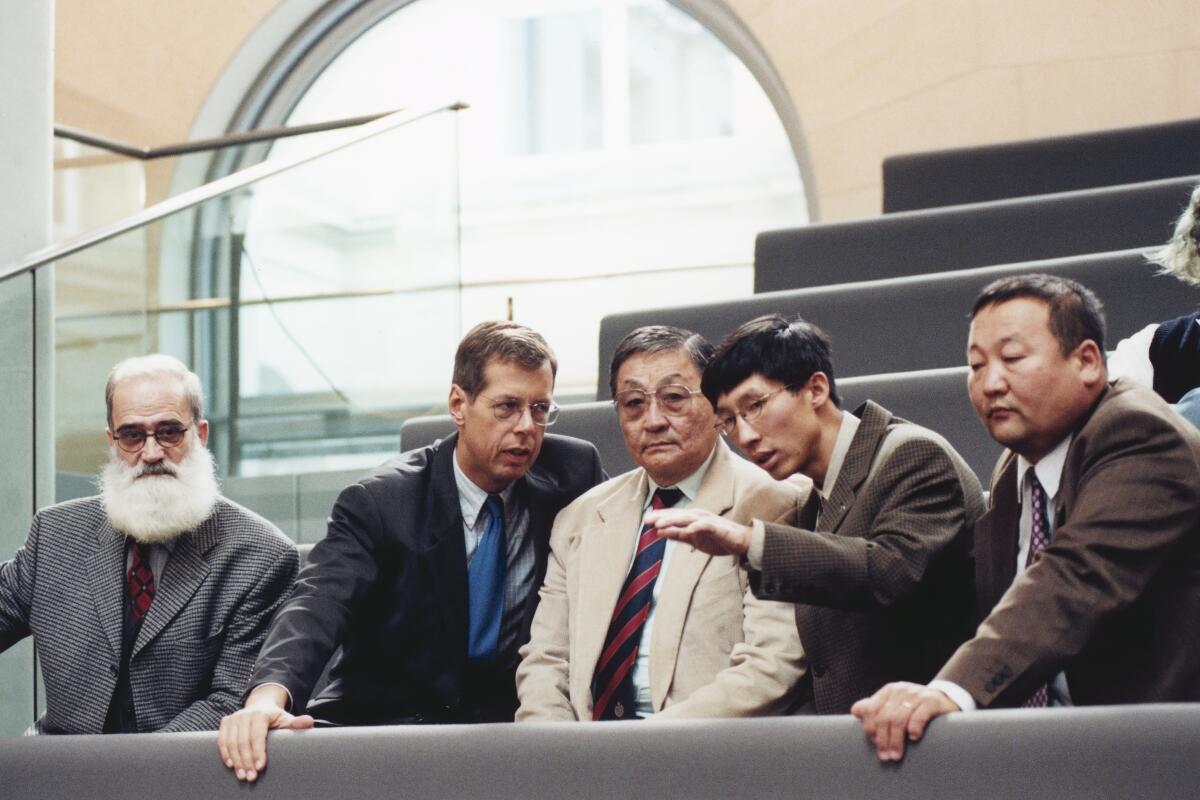 Parlamentariergruppe aus der Mongolei auf der Besuchertribüne mit Reinhold Robbe, SPD, MdB, während der Plenarsitzung Nr. 64,; Besucher, Parlamentarier, Tribüne Robbe, Reinhold Parlamentariergruppe aus der Mongolei auf der Besuchertribüne mit Reinhold Robbe, SPD, MdB, während der Plenarsitzung Nr. 64,; Besucher, Parlamentarier, Tribüne