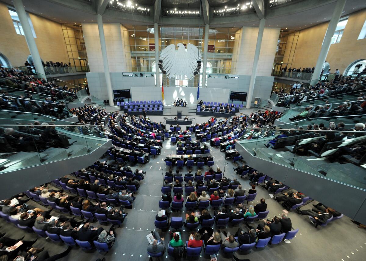 Konstituierende Sitzung Deutscher Bundestag für die 18. Wahlperiode.; Übersicht Plenarsaal, Plenum, Reichstagsgebäude, Adler, Bundesadler. Konstituierende Sitzung Deutscher Bundestag für die 18. Wahlperiode.; Übersicht Plenarsaal, Plenum, Reichstagsgebäude, Adler, Bundesadler.