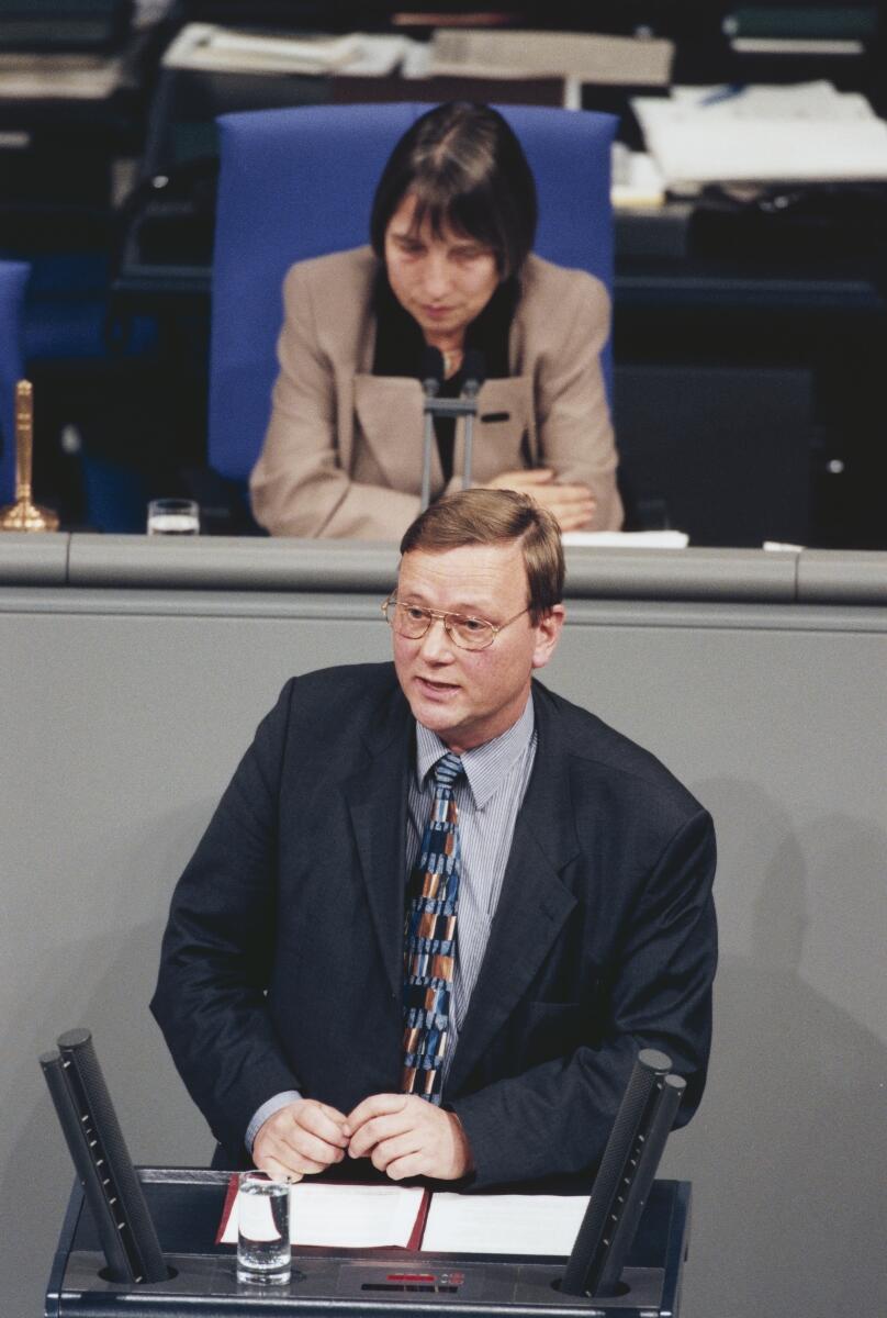 Reinhard Weis, SPD, MdB, Plenarsitzung Nr. 69, Vorsitz: Bundestagsvizepräsidentin Dr. Antje Vollmer, Bündnis 90/Die Grünen, Rede im Deutschen Bundestag.; Bundestagsabgeordneter, Abgeordneter Weis, Reinhard; Vollmer, Antje Reinhard Weis, SPD, MdB, Plenarsitzung Nr. 69, Vorsitz: Bundestagsvizepräsidentin Dr. Antje Vollmer, Bündnis 90/Die Grünen, Rede im Deutschen Bundestag.; Bundestagsabgeordneter, Abgeordneter