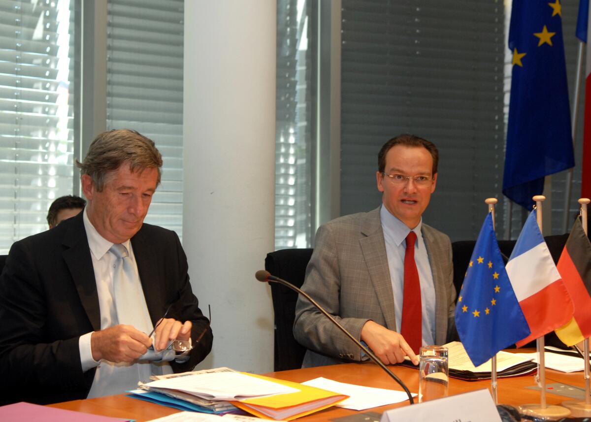 Gemeinsame Sitzung der Ausschüsse für die Angelegenheiten der Europäischen Union der Assemblée Nationale der Republik Frankreich und des Deutschen Bundestages. Hier die Vorsitzenden: Pierre Lequiller, (li), und Gunther Krichbaum, (re), CDU/CSU. Krichbaum, Gunther; Lequiller, Pierre Gemeinsame Sitzung der Ausschüsse für die Angelegenheiten der Europäischen Union der Assemblée Nationale der Republik Frankreich und des Deutschen Bundestages. Hier die Vorsitzenden: Pierre Lequiller, (li), und Gunther Krichbaum, (re), CDU/CSU.