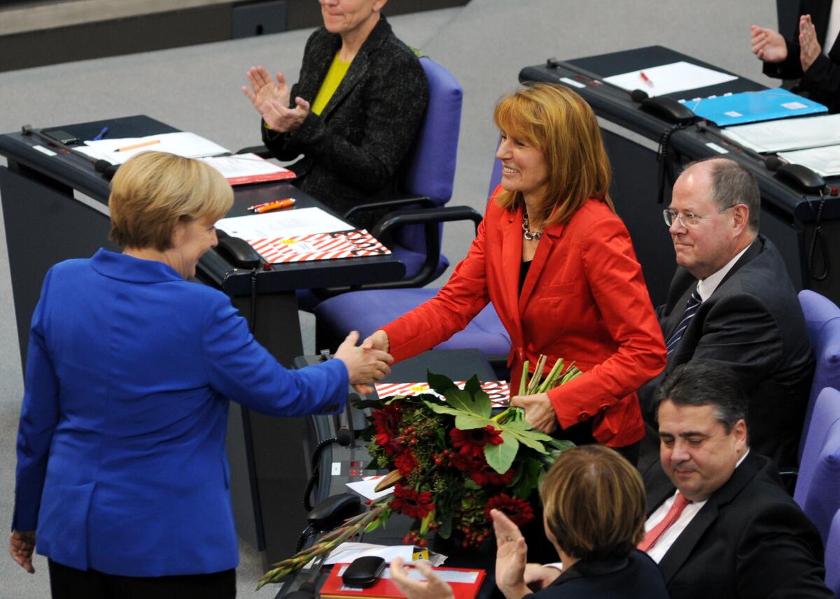 Konstituierende Sitzung Deutscher Bundestag für die 18. Wahlperiode. Edelgard Bulmahn, (stehend), SPD, nimmt die Wahl zur Bundestagvizepräsidentin an und die Glückwünsche von Bundeskanzlerin Dr. Angela Merkel, (li), CDU/CSU, entgegen. Bulmahn, Edelgard; Merkel, Angela; Steinbrück, Peer; Gabriel, Sigmar Konstituierende Sitzung Deutscher Bundestag für die 18. Wahlperiode. Edelgard Bulmahn, (stehend), SPD, nimmt die Wahl zur Bundestagvizepräsidentin an und die Glückwünsche von Bundeskanzlerin Dr. Angela Merkel, (li), CDU/CSU, entgegen.