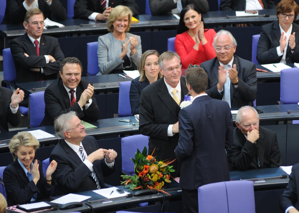 Singhammer, Johannes; Hintze, Peter; Schäuble, Wolfgang; Leyen, Ursula von der; Friedrich, Hans-Peter; Maizière, Thomas de; Müller, Stefan Konstituierende Sitzung Deutscher Bundestag für die 18. Wahlperiode. Johannes Singhammer, (stehend), CDU/CSU, hier in den Reihen der CDU/CSU-Bundestagsfraktion, nimmt die Glückwünsche zum Bundestagsvizepräsidenten entgegen. Hier gartuliert Stefan Müller, CDU/CSU.; Blumen, Gratulation.