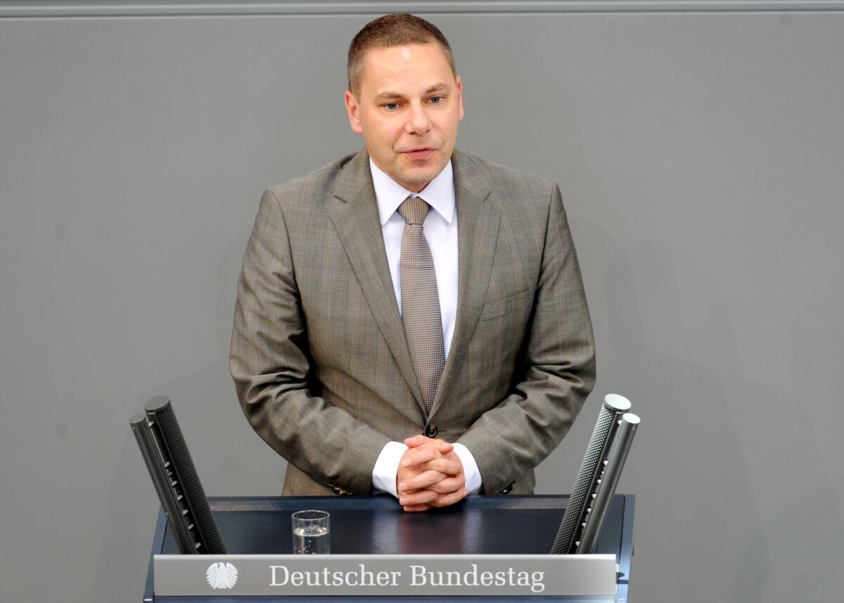Dr. Daniel Volk, FDP, Bundestagsabgeordneter, Abgeordneter, Mitglied des Deutschen Bundestages, MdB, Rede, Deutscher Bundestag, 195. Sitzung, TOP 4, Thema: Vermögensabgabe.; Rednerpult. Volk, Daniel Dr. Daniel Volk, FDP, Bundestagsabgeordneter, Abgeordneter, Mitglied des Deutschen Bundestages, MdB, Rede, Deutscher Bundestag, 195. Sitzung, TOP 4, Thema: Vermögensabgabe.; Rednerpult.