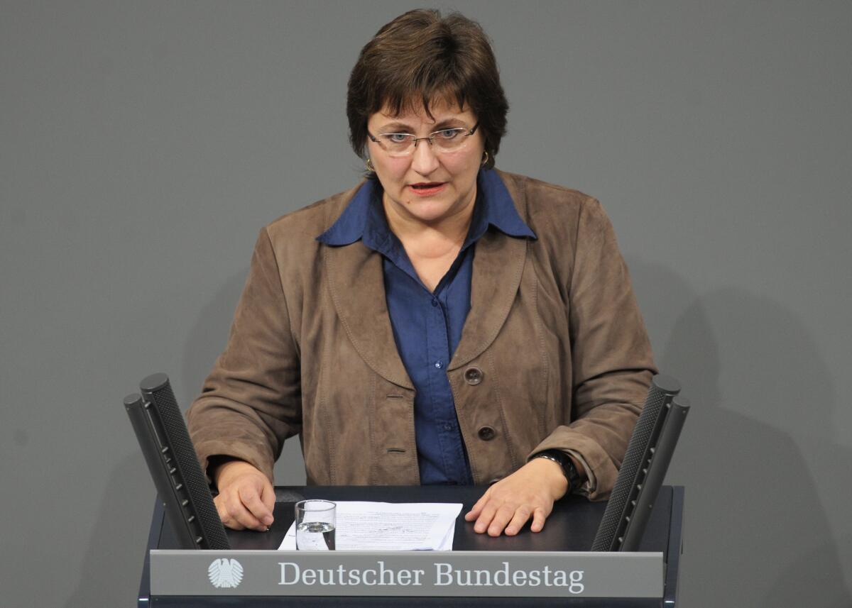 Karin Binder, DIE LINKE, Bundestagsabgeordnete, Abgeordnete, Mitglied des Deutschen Bundestages, MdB, Rede, Deutscher Bundestag, 198. Sitzung, TOP 10, Thema: Reduzierung von Lebensmittelverlusten.; Rednerpult. Binder, Karin Karin Binder, DIE LINKE, Bundestagsabgeordnete, Abgeordnete, Mitglied des Deutschen Bundestages, MdB, Rede, Deutscher Bundestag, 198. Sitzung, TOP 10, Thema: Reduzierung von Lebensmittelverlusten.; Rednerpult.