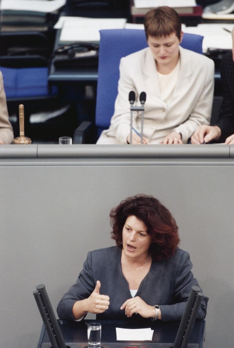Ute Vogt, SPD, MdB, Plenarsitzung Nr. 102, Vorsitz: Bundestagsvizepräsidentin Petra Bläss, PDS, Rede im Deutschen Bundestag,; Bundestagsabgeordnete, Abgeordnete Vogt, Ute; Bläss, Petra Ute Vogt, SPD, MdB, Plenarsitzung Nr. 102, Vorsitz: Bundestagsvizepräsidentin Petra Bläss, PDS, Rede im Deutschen Bundestag,; Bundestagsabgeordnete, Abgeordnete
