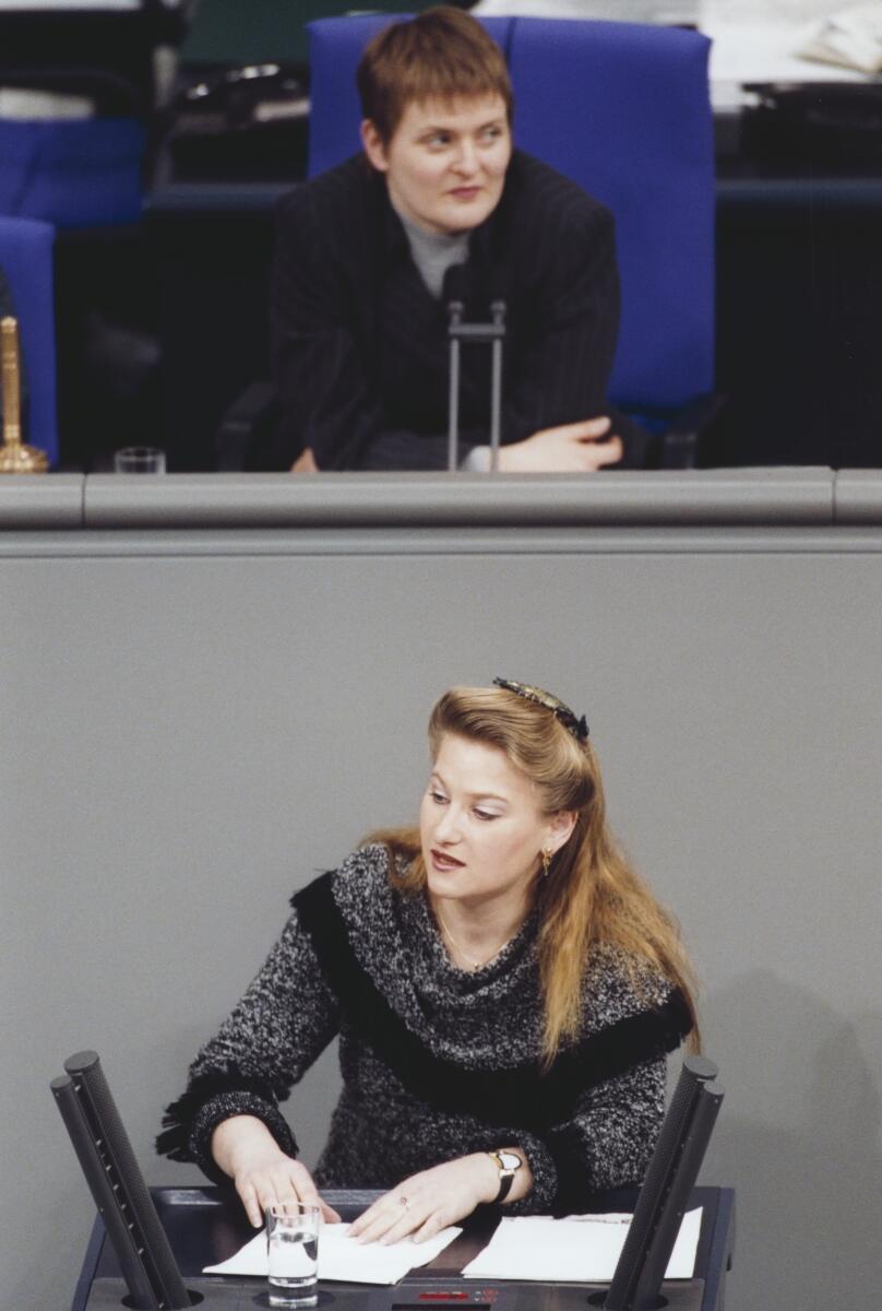 Simone Violka, SPD, MdB, Plenarsitzung Nr. 150, Vorsitz: Bundestagsvizepräsidentin Petra Bläss, PDS , Rede im Deutschen Bundestag,; Bundestagsabgeordnete, Abgeordnete Violka, Simone; Bläss, Petra Simone Violka, SPD, MdB, Plenarsitzung Nr. 150, Vorsitz: Bundestagsvizepräsidentin Petra Bläss, PDS , Rede im Deutschen Bundestag,; Bundestagsabgeordnete, Abgeordnete