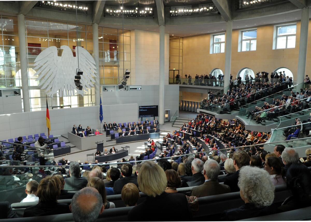 Konstituierende Sitzung Deutscher Bundestag für die 18. Wahlperiode.; Übersicht Plenarsaal, Plenum, Reichstagsgebäude, Kuppel. Konstituierende Sitzung Deutscher Bundestag für die 18. Wahlperiode.; Übersicht Plenarsaal, Plenum, Reichstagsgebäude, Kuppel.