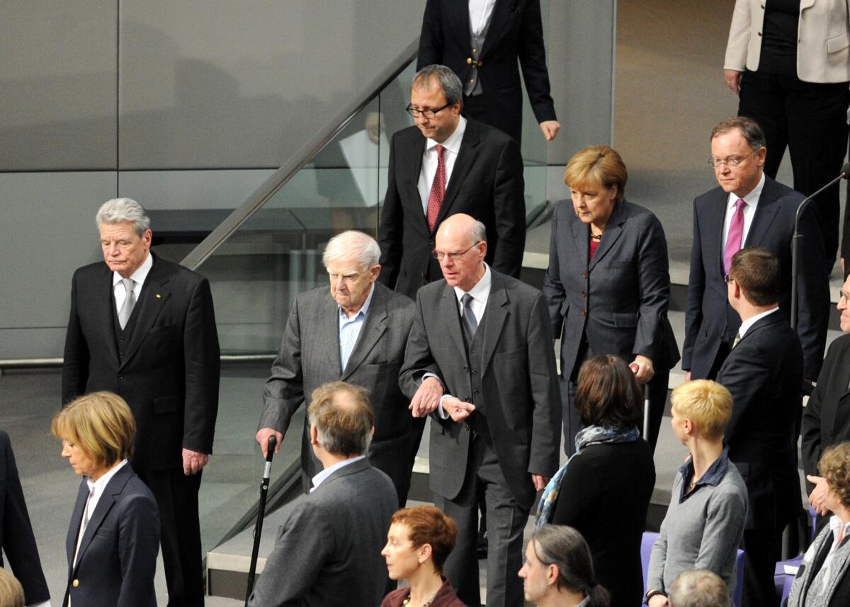 Gedenkstunde des Deutschen Bundestages zum Tag des Gedenkens an die Opfer des Nationalsozialismus. Bundestagspräsident Prof. Dr. Norbert Lammert (mitte) begrüßt die Gäste im Plenarsaal. Daniil Granin, (geboren am 1. Januar 1919), (mitte li) Schriftsteller aus St. Petersburg in Russland, erlebte während des 2. Weltkrieges die Belagerung von Leningrad, hält die Gedenkrede. Im Anschluss eröffnet Bundestagsvizepräsidentin Ulla Schmidt im Foyer des Paul-Löbe-Hauses die Ausstellung "Erfasst, verfolgt, vernichtet. Kranke und behinderte Menschen im Nationalsozialismus", deren Schirmherr Bundespräsident Dr. Joachim Gauck (li) ist.; Hier die Verfassungsorgane beim Betreten des Plenarsaals: Dr. Angela Merkel, Bundeskanzlerin, Dr. Andreas Vosskuhle, (hinten li), Bundesverfassungsgerichtspräsident, Stephan Weil, (hinten re), Bundesratspräsident. Lammert, Norbert; Granin, Daniil; Gauck, Joachim; Merkel, Angela; Weil, Stephan; Voßkuhle, Andreas Gedenkstunde des Deutschen Bundestages zum Tag des Gedenkens an die Opfer des Nationalsozialismus. Bundestagspräsident Prof. Dr. Norbert Lammert (mitte) begrüßt die Gäste im Plenarsaal. Daniil Granin, (geboren am 1. Januar 1919), (mitte li) Schriftsteller aus St. Petersburg in Russland, erlebte während des 2. Weltkrieges die Belagerung von Leningrad, hält die Gedenkrede. Im Anschluss eröffnet Bundestagsvizepräsidentin Ulla Schmidt im Foyer des Paul-Löbe-Hauses die Ausstellung "Erfasst, verfolgt, vernichtet. Kranke und behinderte Menschen im Nationalsozialismus", deren Schirmherr Bundespräsident Dr. Joachim Gauck (li) ist.; Hier die Verfassungsorgane beim Betreten des Plenarsaals: Dr. Angela Merkel, Bundeskanzlerin, Dr. Andreas Vosskuhle, (hinten li), Bundesverfassungsgerichtspräsident, Stephan Weil, (hinten re), Bundesratspräsident.