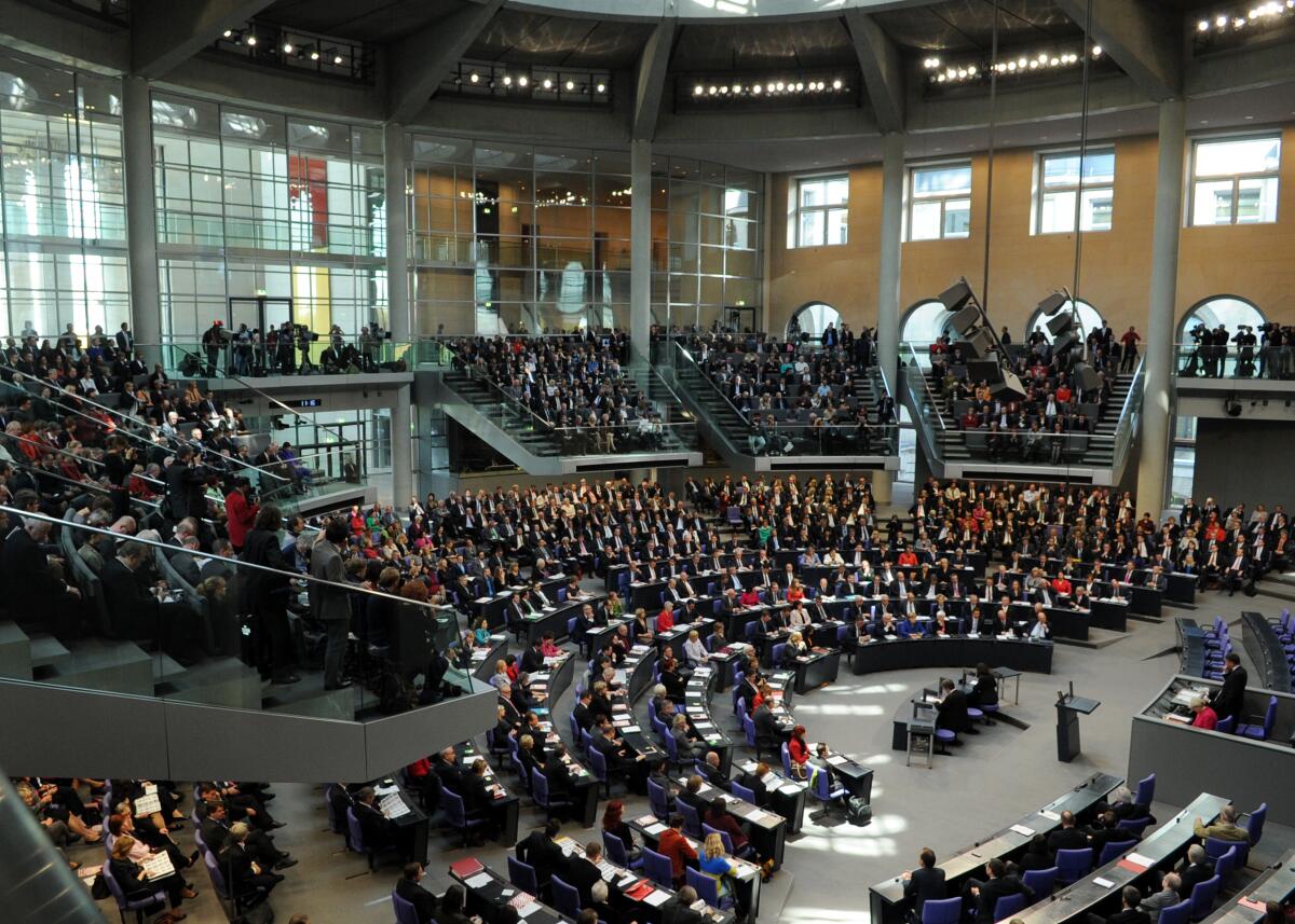 Konstituierende Sitzung Deutscher Bundestag für die 18. Wahlperiode.; Übersicht Plenarsaal, Plenum, Reichstagsgebäude. Konstituierende Sitzung Deutscher Bundestag für die 18. Wahlperiode.; Übersicht Plenarsaal, Plenum, Reichstagsgebäude.