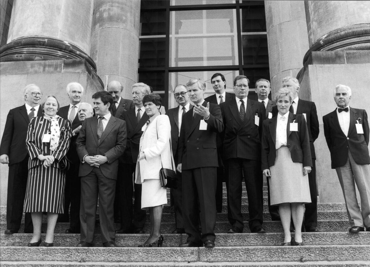 Süssmuth, Rita Konferenz der Parlamentspräsidenten der EG Staaten und des Europäischen Parlaments von 09.-11.05.1991 in Berlin.; Hier im Bild Bundestagspräsidentin Prof. Rita Süssmuth, CDU/CSU, (1. Reihe, 3. v.l.).; Präsident, Parlamentspräsident, Europa, EU, EG, Gruppenbild.