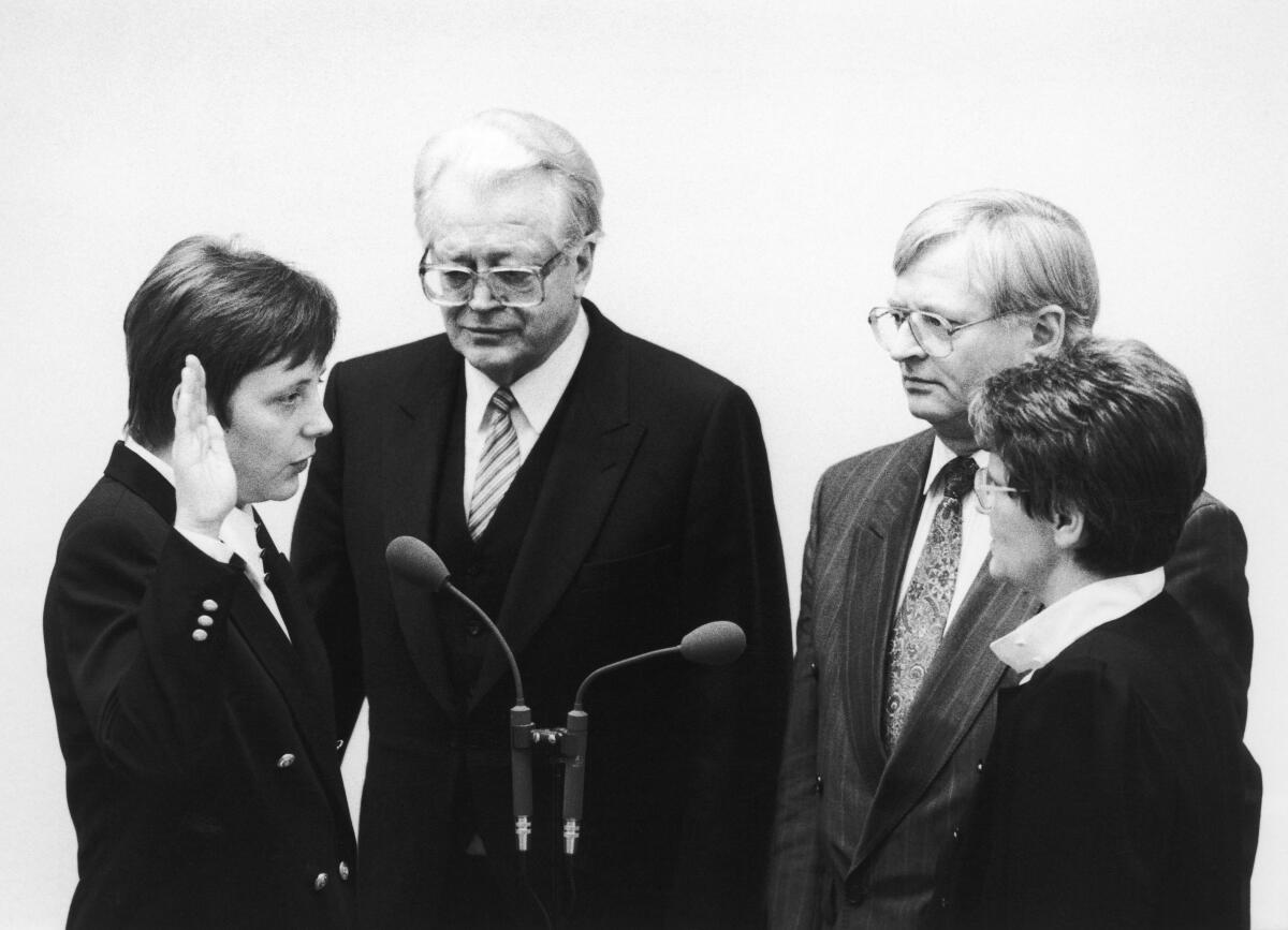 4. Plenarsitzung des Deutschen Bundestages. Vereidigung der Bundesministerin für Frauen und Jugend, Dr. Angela Merkel, CDU/CSU, (li.), durch Bundestagspräsidentin Prof. Rita Süssmuth, CDU/CSU, (re.). Mit dabei: Direktor beim Deutschen Bundestag, Dr. Joseph Büker, (2.v.l.).; Ministerin, Bundesfamilienministerin, Eid, Eidesleistung Merkel, Angela; Süssmuth, Rita; Büker, Joseph 4. Plenarsitzung des Deutschen Bundestages. Vereidigung der Bundesministerin für Frauen und Jugend, Dr. Angela Merkel, CDU/CSU, (li.), durch Bundestagspräsidentin Prof. Rita Süssmuth, CDU/CSU, (re.). Mit dabei: Direktor beim Deutschen Bundestag, Dr. Joseph Büker, (2.v.l.).; Ministerin, Bundesfamilienministerin, Eid, Eidesleistung