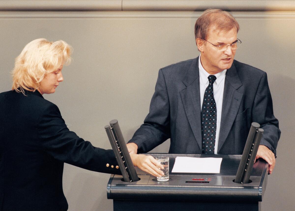 Diller, Karl Karl Diller, SPD, MdB, Rede im Deutschen Bundestag, Sonderveranstaltung "Die Parlamentarierinnen in 50 Jahren Deutscher Bundestag".; Saaldienerin, Plenarassistentin, Rednerpult