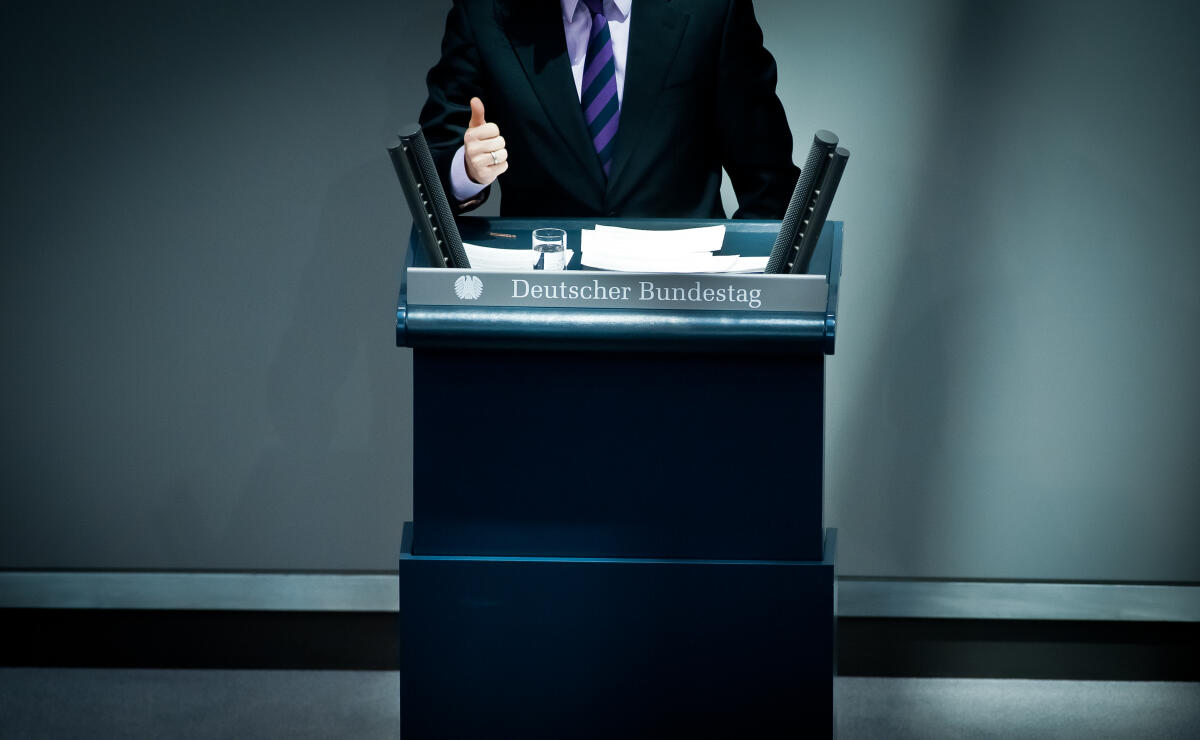 Blick auf den Rednerpult während der Beratung zum Haushaltsgesetz 2013.; Abgeordneter, Plenarsitzung, Sitzung, Plenarsaal, Redner, Haushaltsdebatte, Gestik Blick auf den Rednerpult während der Beratung zum Haushaltsgesetz 2013.; Abgeordneter, Plenarsitzung, Sitzung, Plenarsaal, Redner, Haushaltsdebatte, Gestik