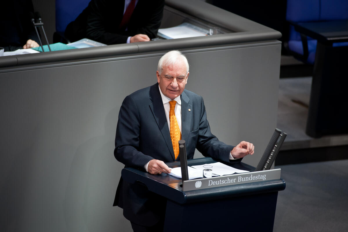 Cajus Caesar, CDU/CSU, MdB, bei seiner Rede während der Beratung zum Haushaltsgesetz 2013.; Abgeordneter, Plenarsitzung, Sitzung, Plenarsaal, Rednerpult, Redner, Haushaltsdebatte, Gestik Caesar, Cajus Cajus Caesar, CDU/CSU, MdB, bei seiner Rede während der Beratung zum Haushaltsgesetz 2013.; Abgeordneter, Plenarsitzung, Sitzung, Plenarsaal, Rednerpult, Redner, Haushaltsdebatte, Gestik